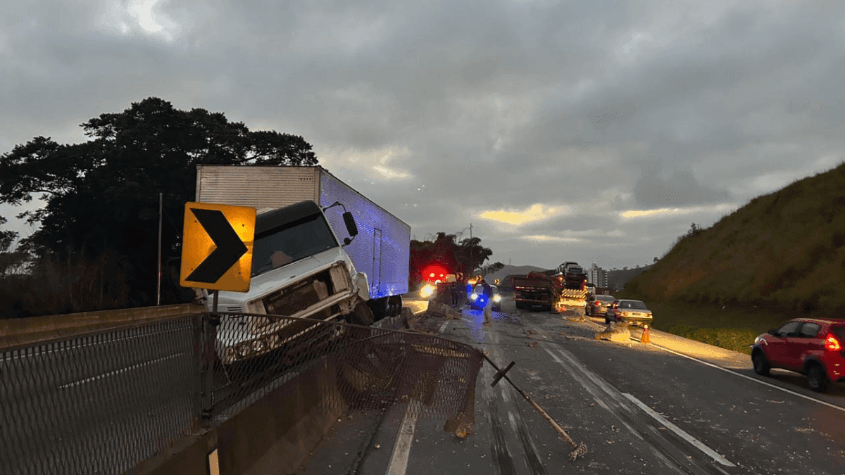 Colisão de carreta na Dutra deixa duas pessoas feridas em Guaratinguetá