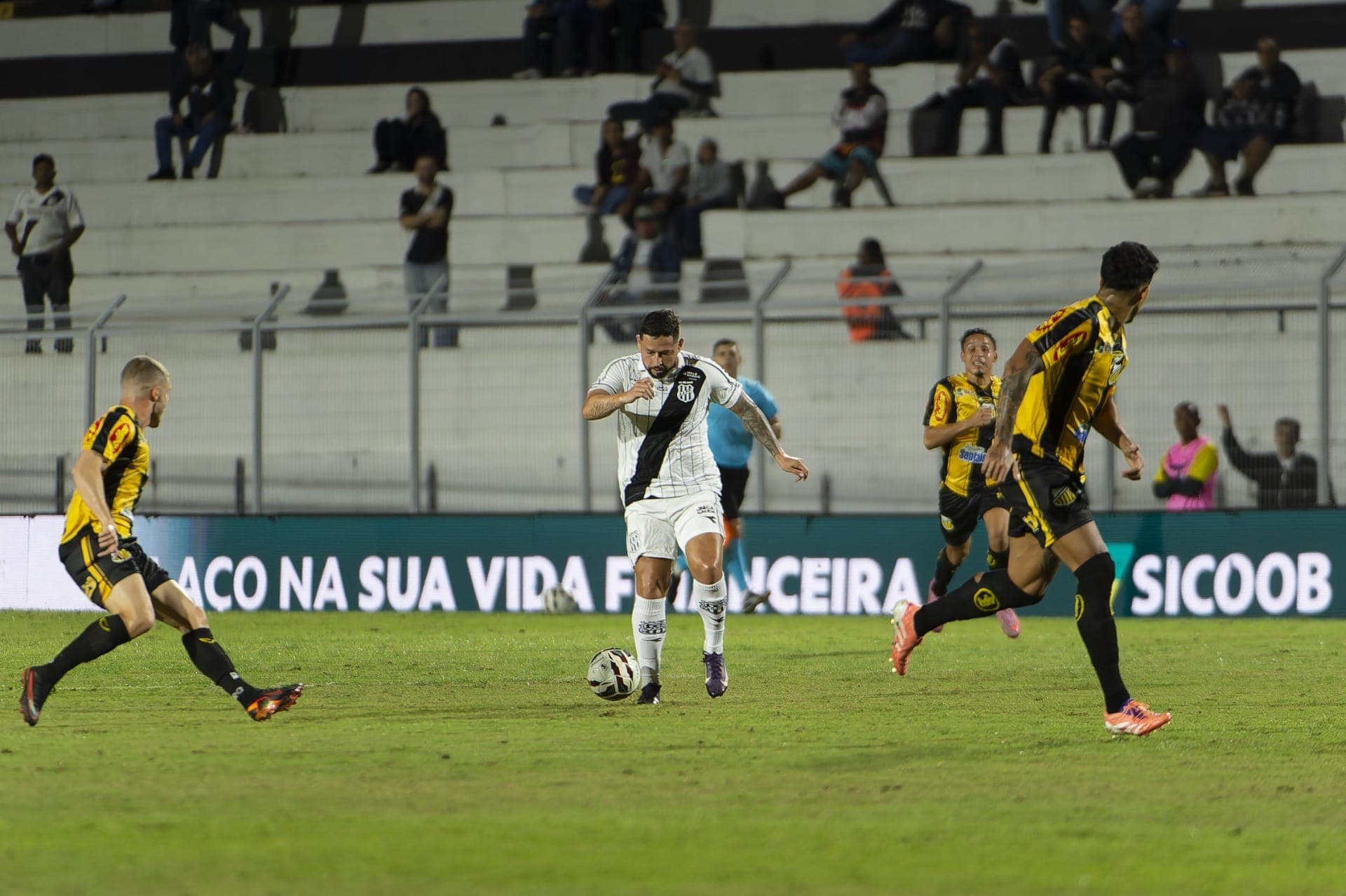 Elvis, da Ponte Preta, durante partida contra o Novorizontino pela Série B