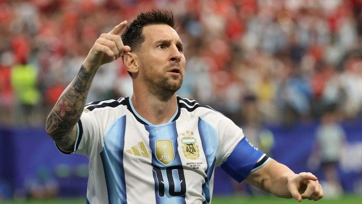 Lionel Messi comemora gol pela Argentina na Copa