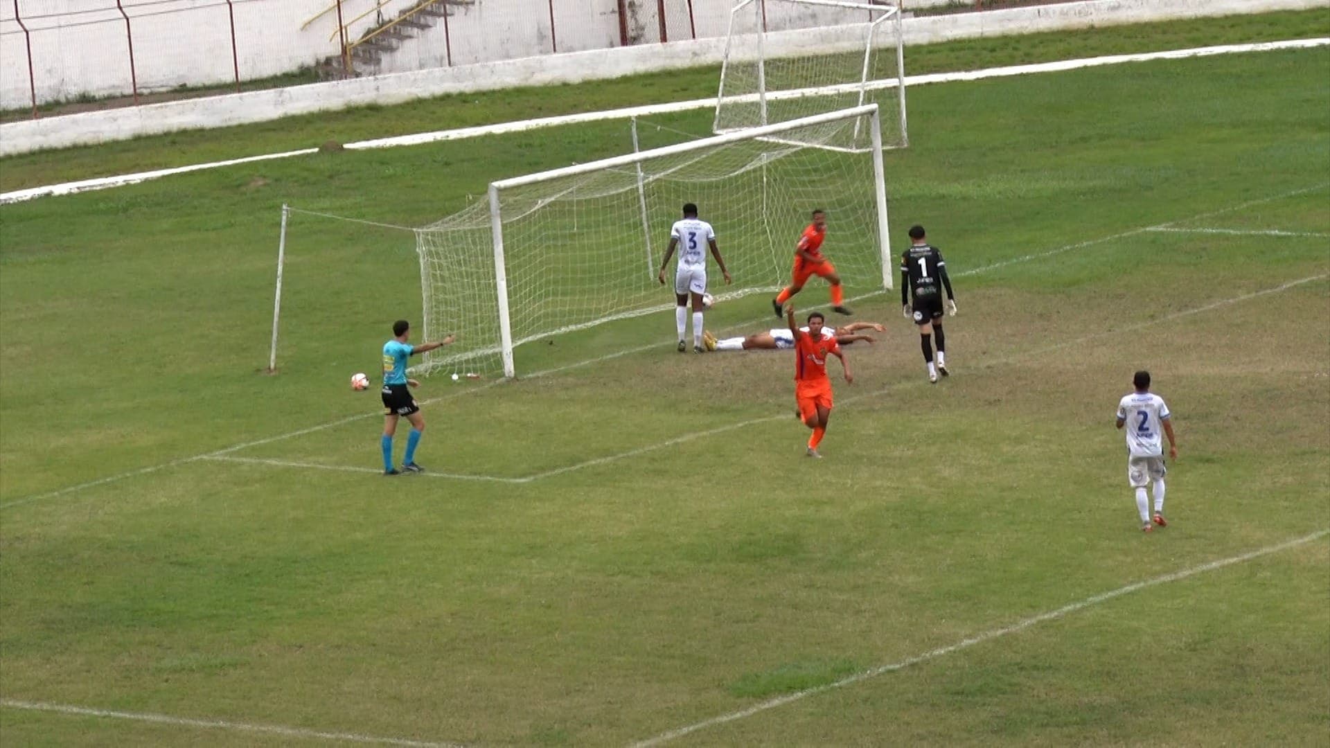 Manthiqueira vence Mauaense, garante classificação e faz a festa em Guará