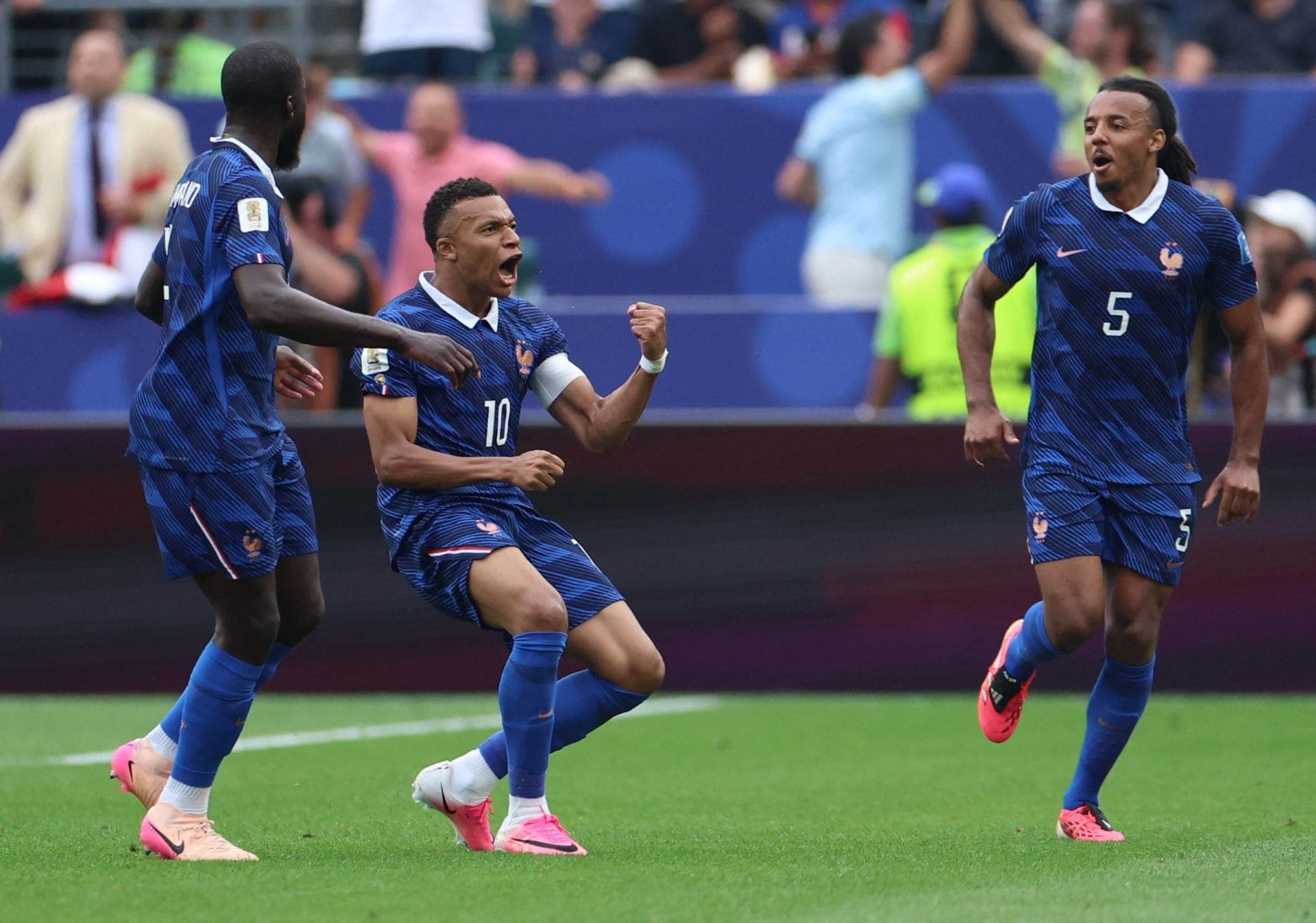 Mbappé comemora gol marcado sobre Iraque na Copa do Mundo