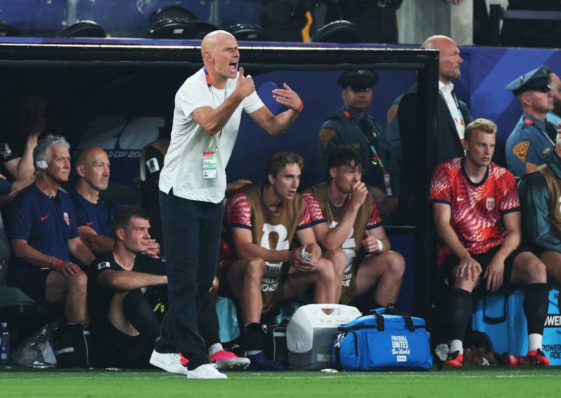 Solbakken beijou a esposa do jogo entre Noruega e Senegal