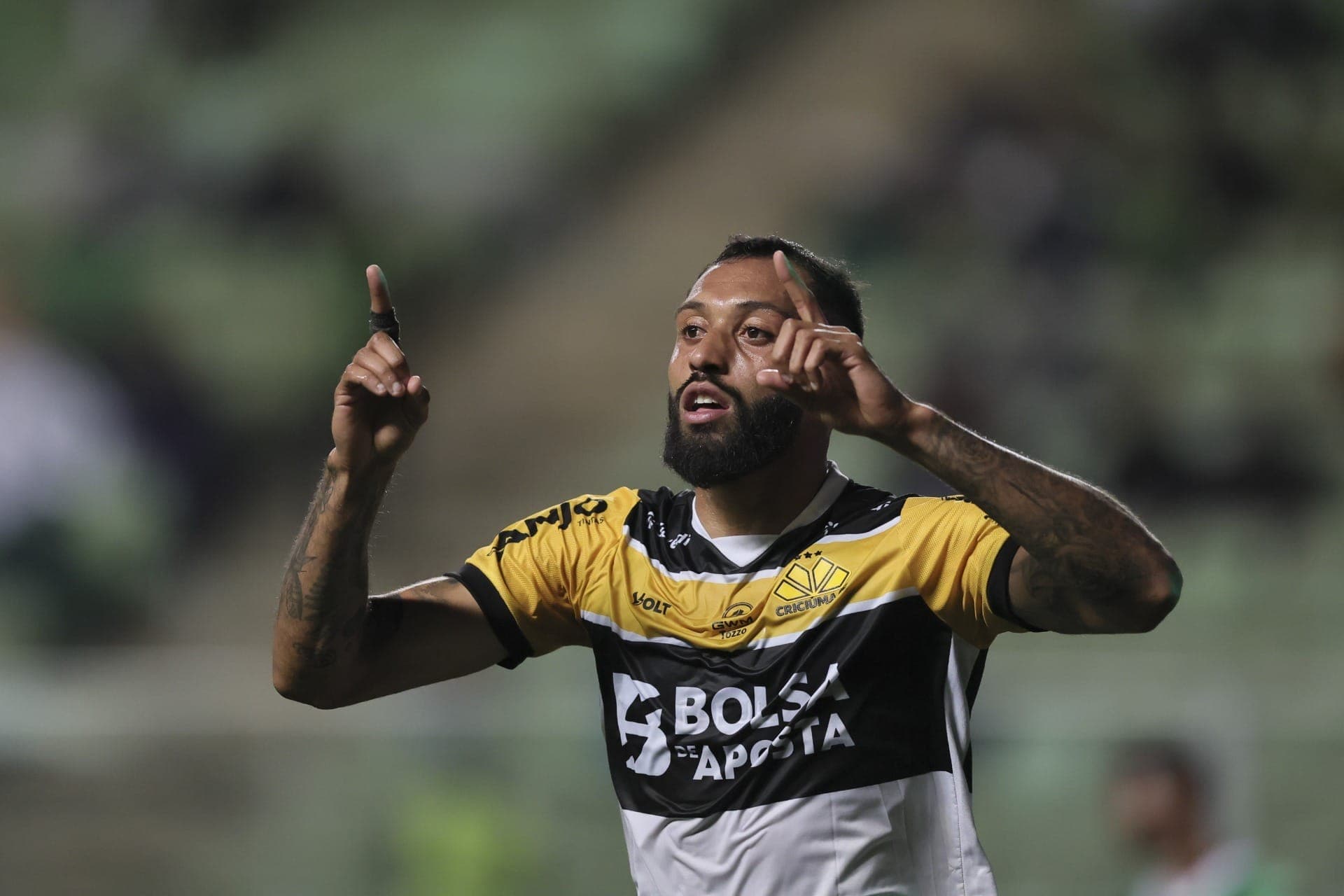 César Martins comemora seu gol durante partida contra o América-MG