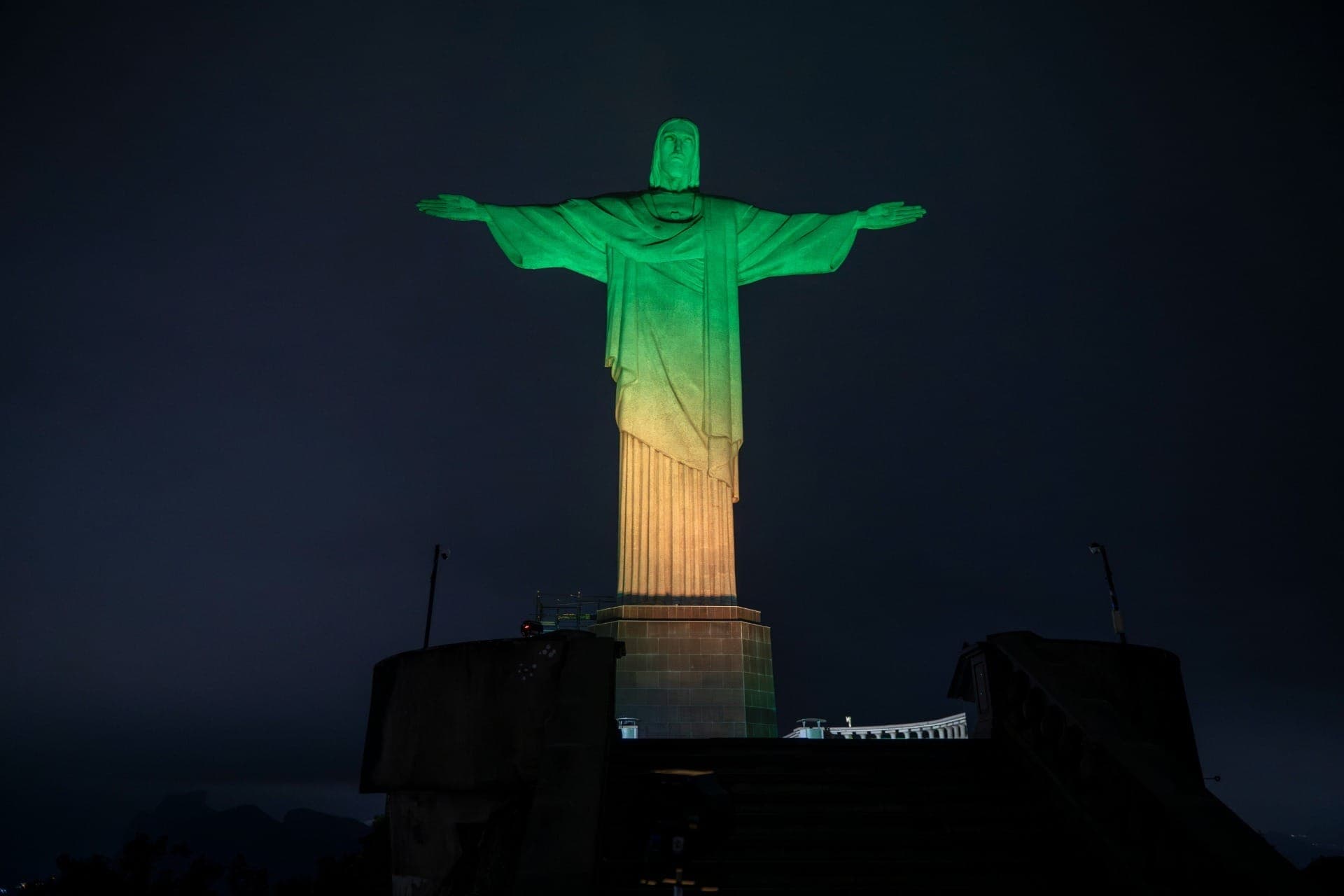 Cristo Redentor iluminado em verde e amarelo
