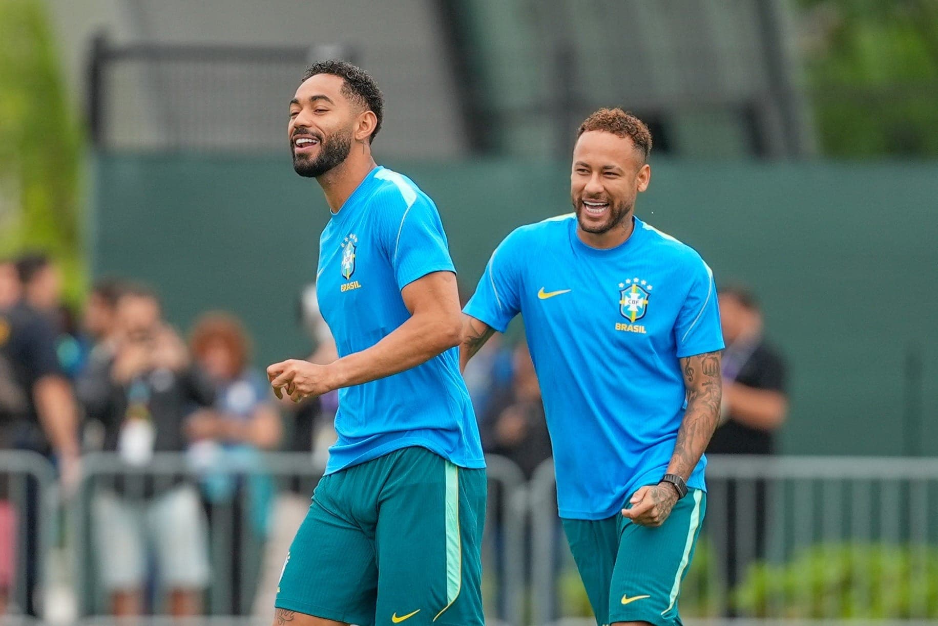 Neymar e Matheus Cunha em treino da Seleção Brasileira