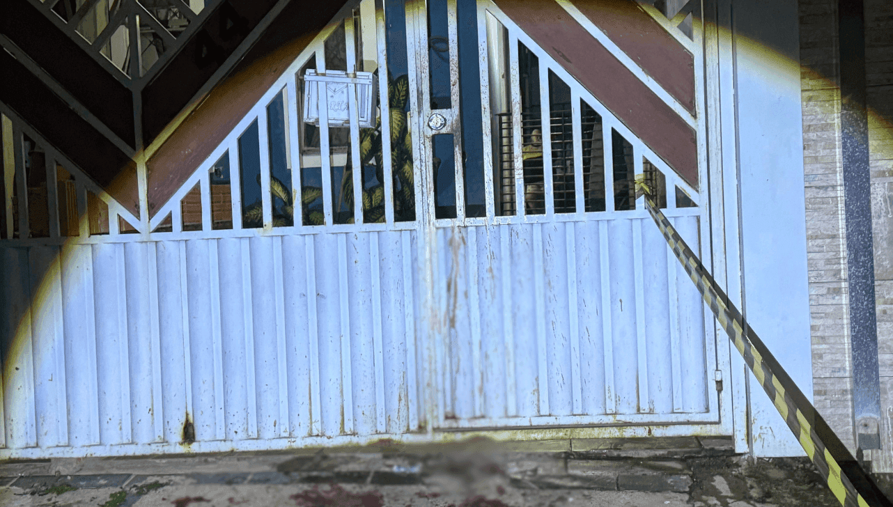 Vítima conseguiu andar e caiu em frente da casa de familiares