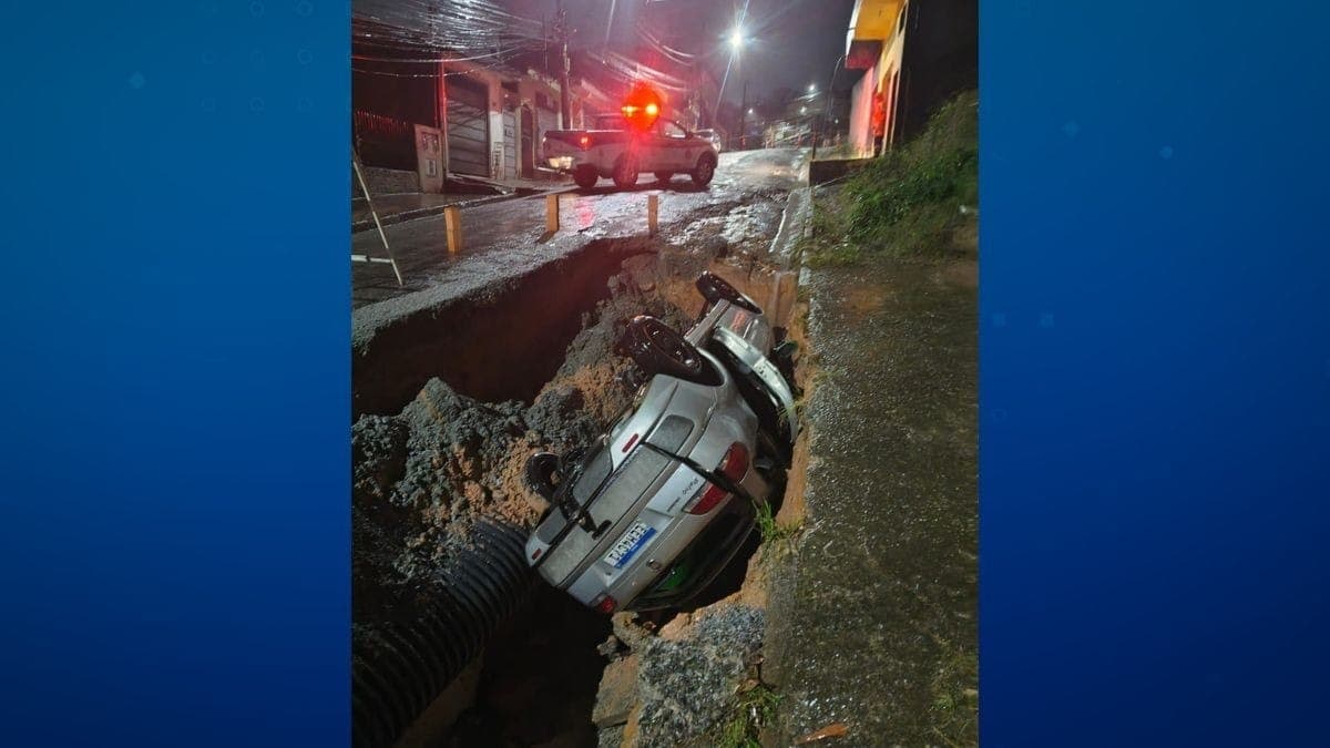 Carro cai em cratera em Ribeirão Pires (SP)