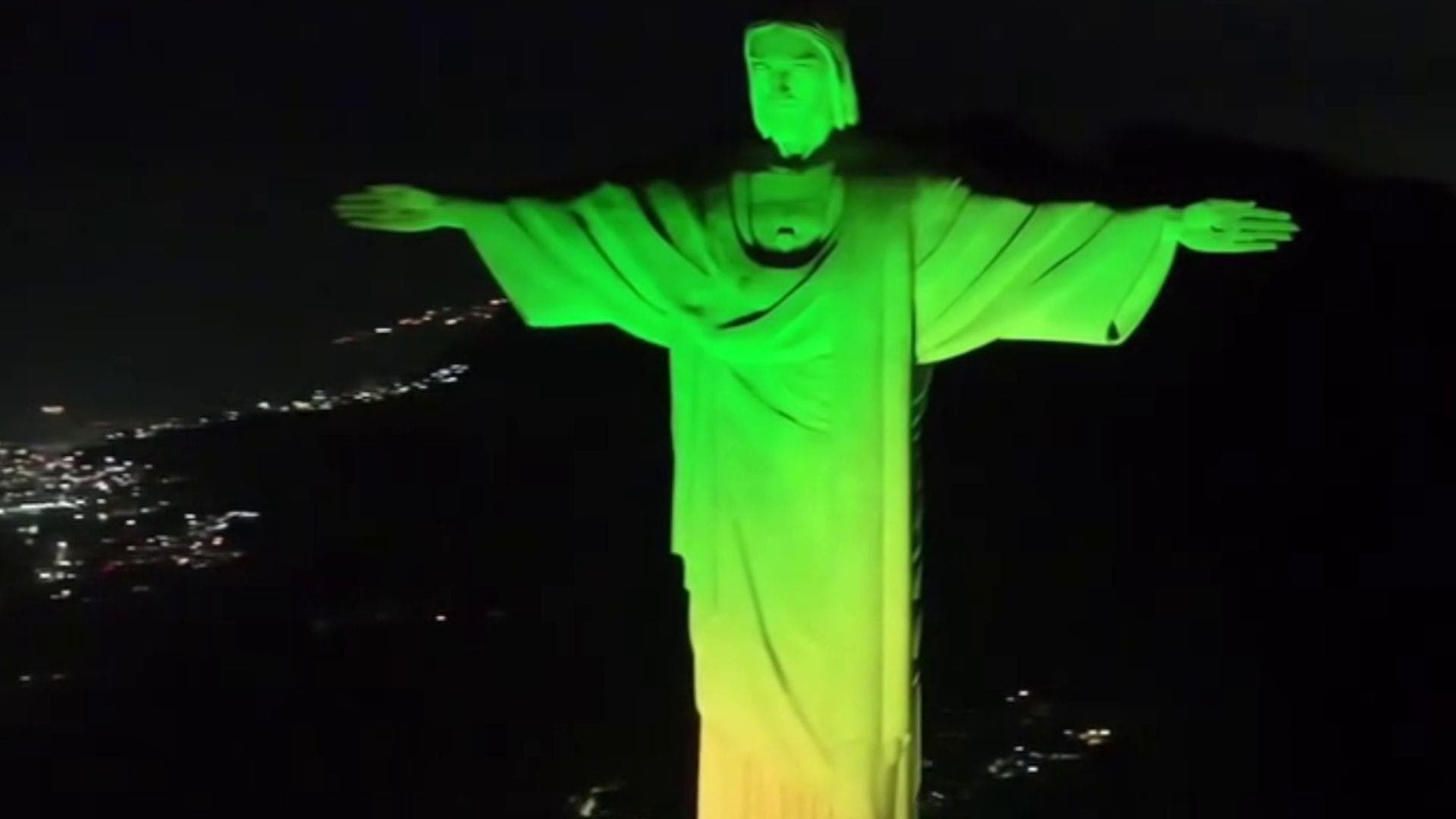 Cristo Redentor iluminado em verde e amarelo na noite de ontem (23)