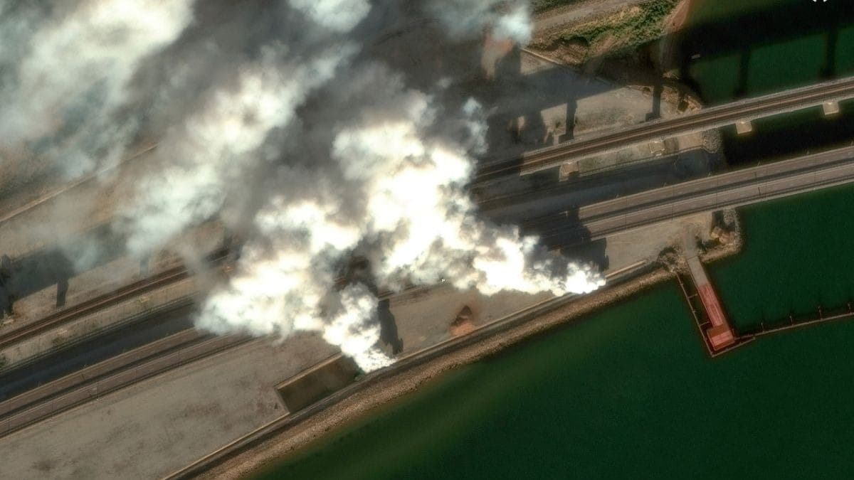 Imagem mostra fumaça perto de ponte na Crimeia, em 22 de junho de 2026
