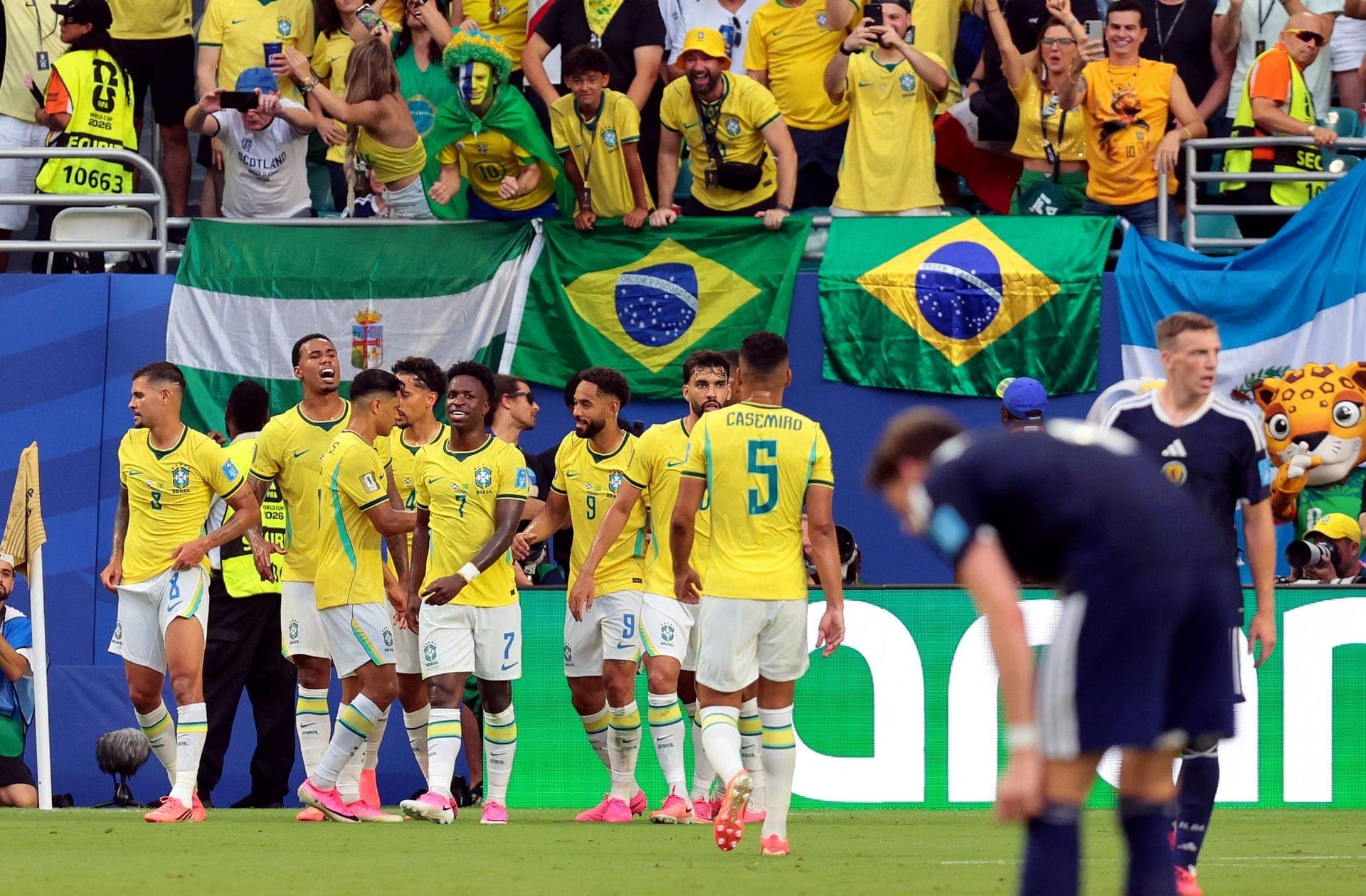 Jogadores do Brasil comemoram o segundo gol contra a Escócia
