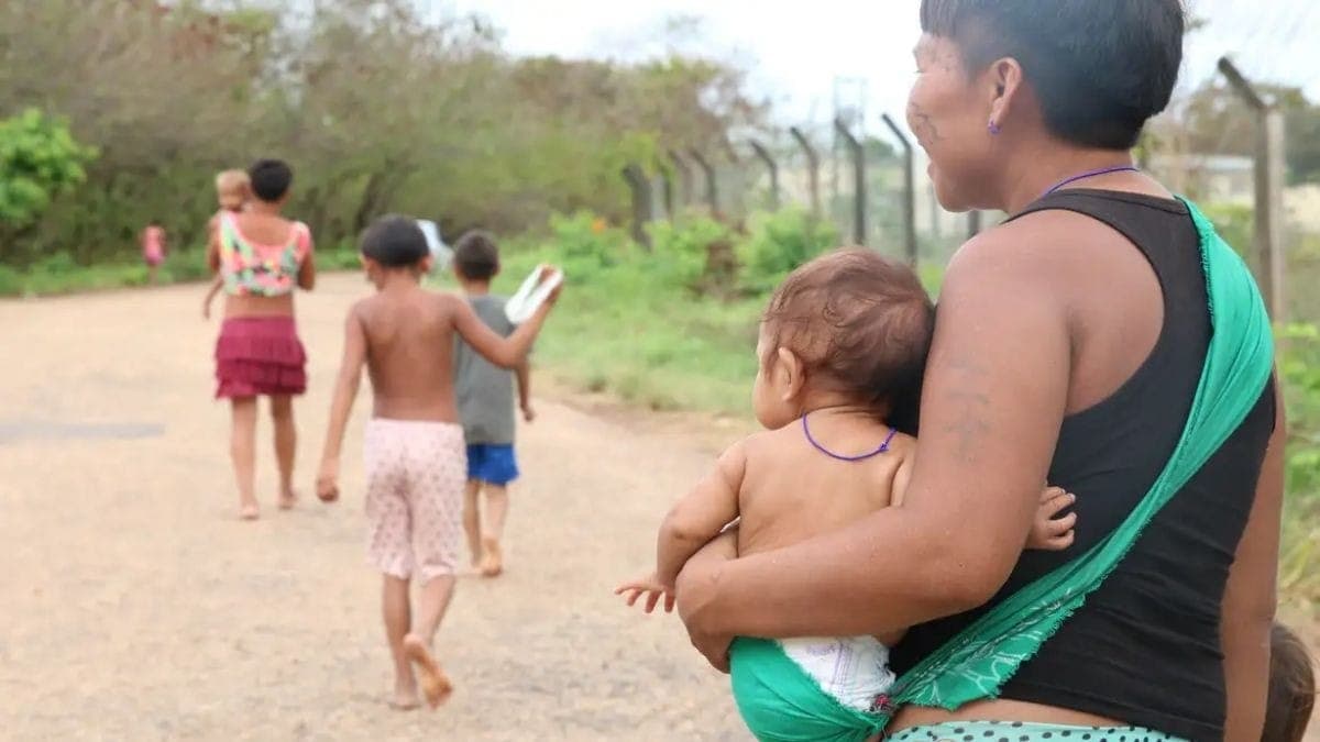Mãe e crianças indígenas