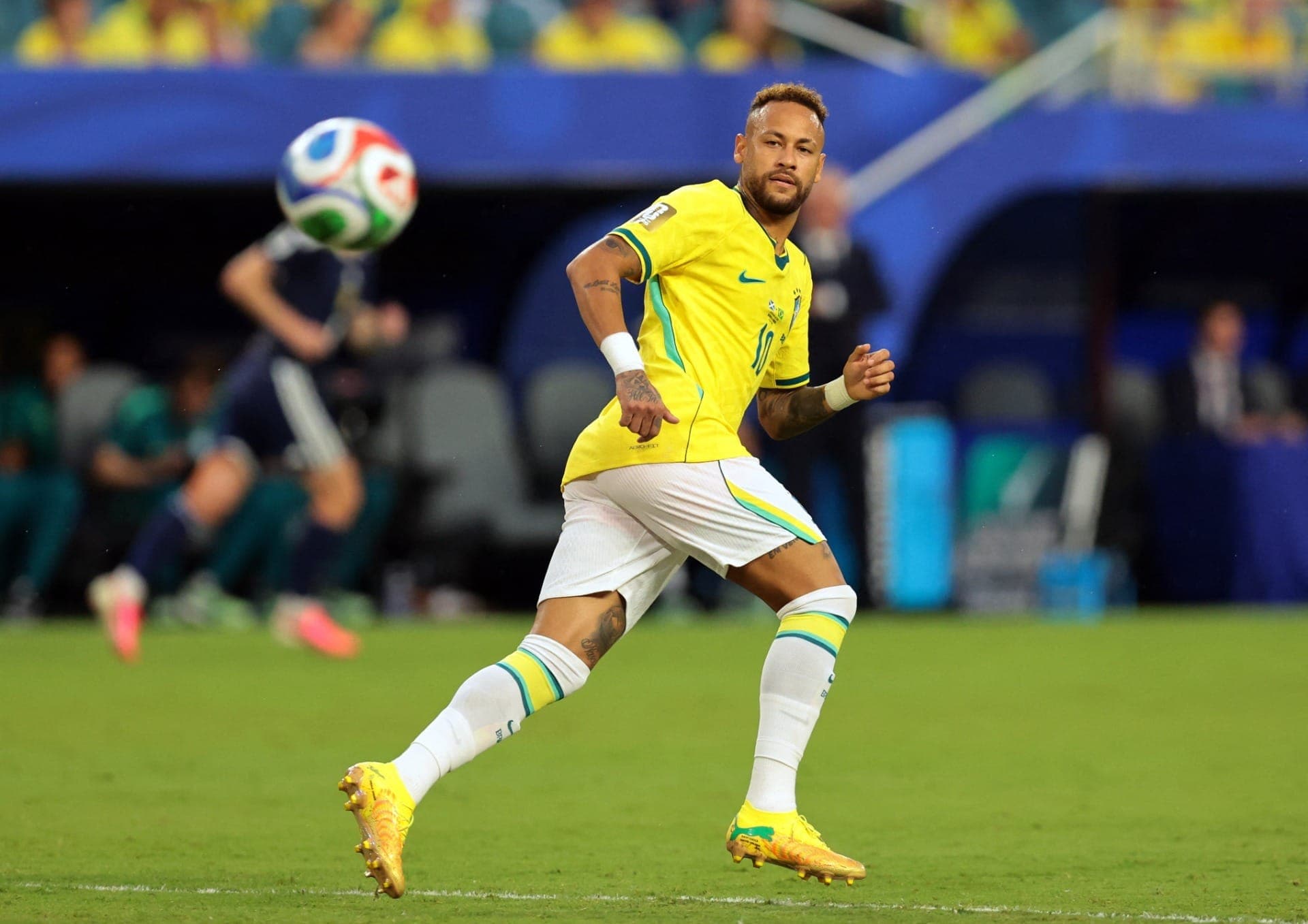 Neymar em campo durante Brasil x Escócia