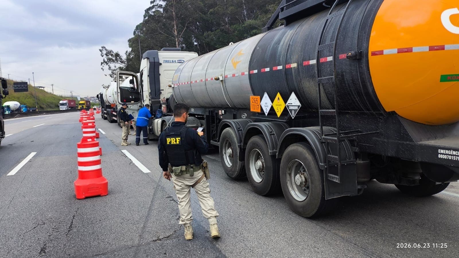 PRF aplica 80 multas em operação com cargas perigosas na Dutra em Jacareí