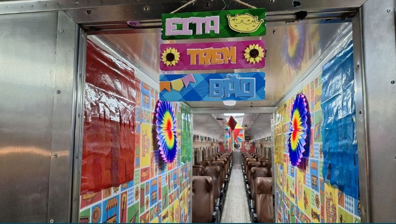 Trem recebeu decoração especial