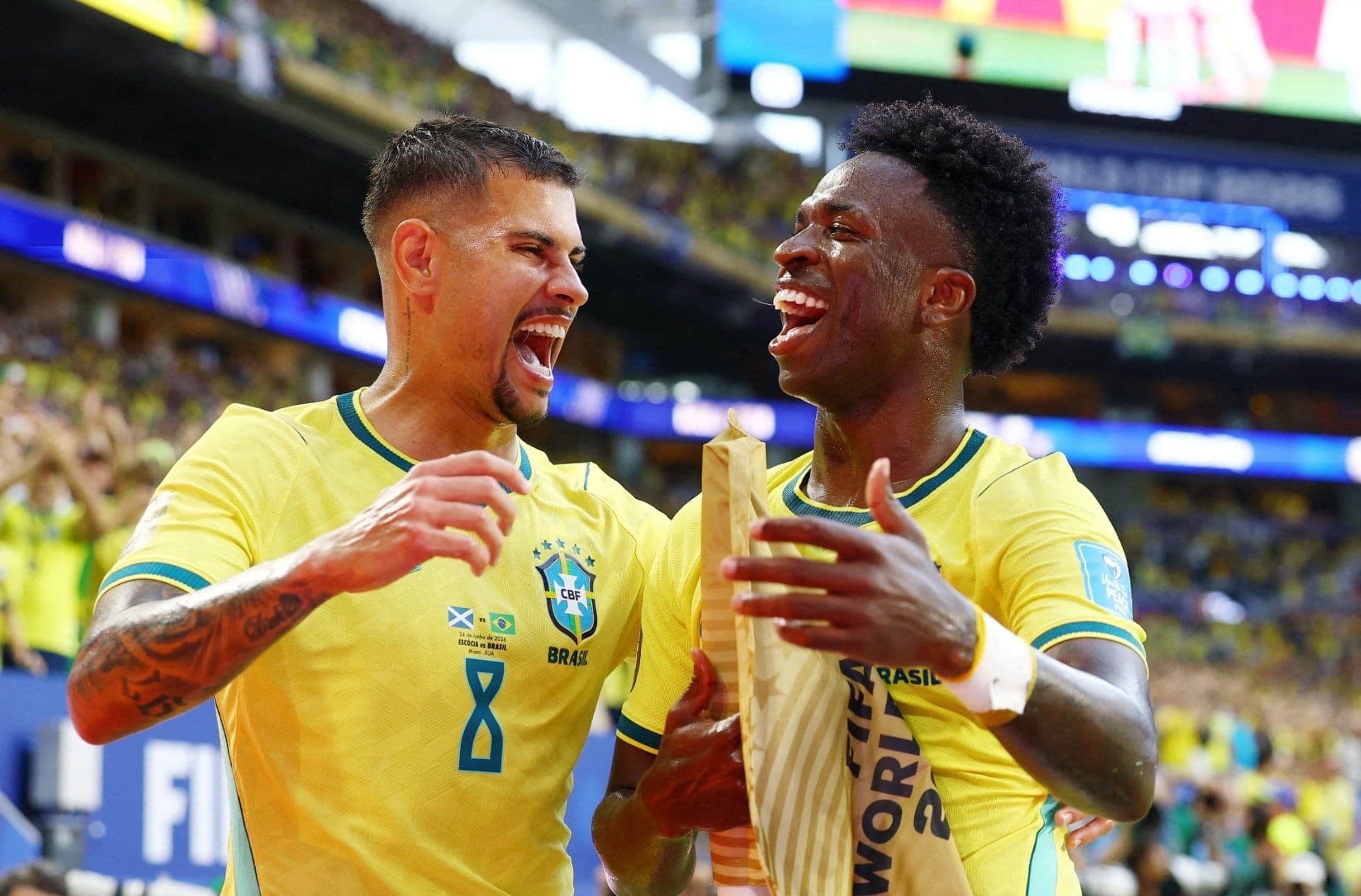 Vini Jr comemora o segundo com Bruno Guimarães, que deu a assistência