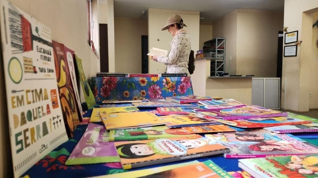 A iniciativa é aberta ao público e permite que os participantes troquem livros literários que já não utilizam por outros exemplares disponíveis no acervo da feira