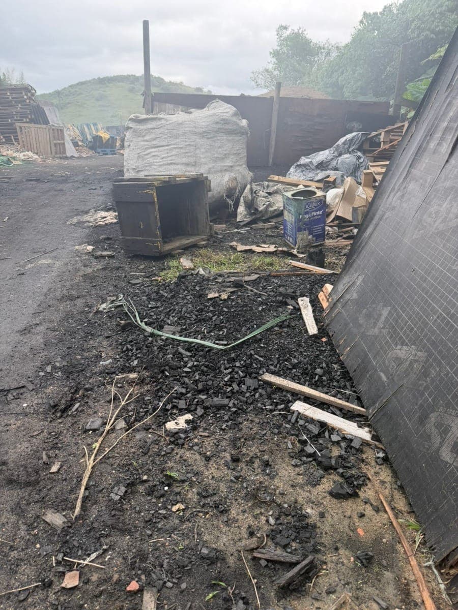 Carvoaria irregular é interditada em Duque de Caxias