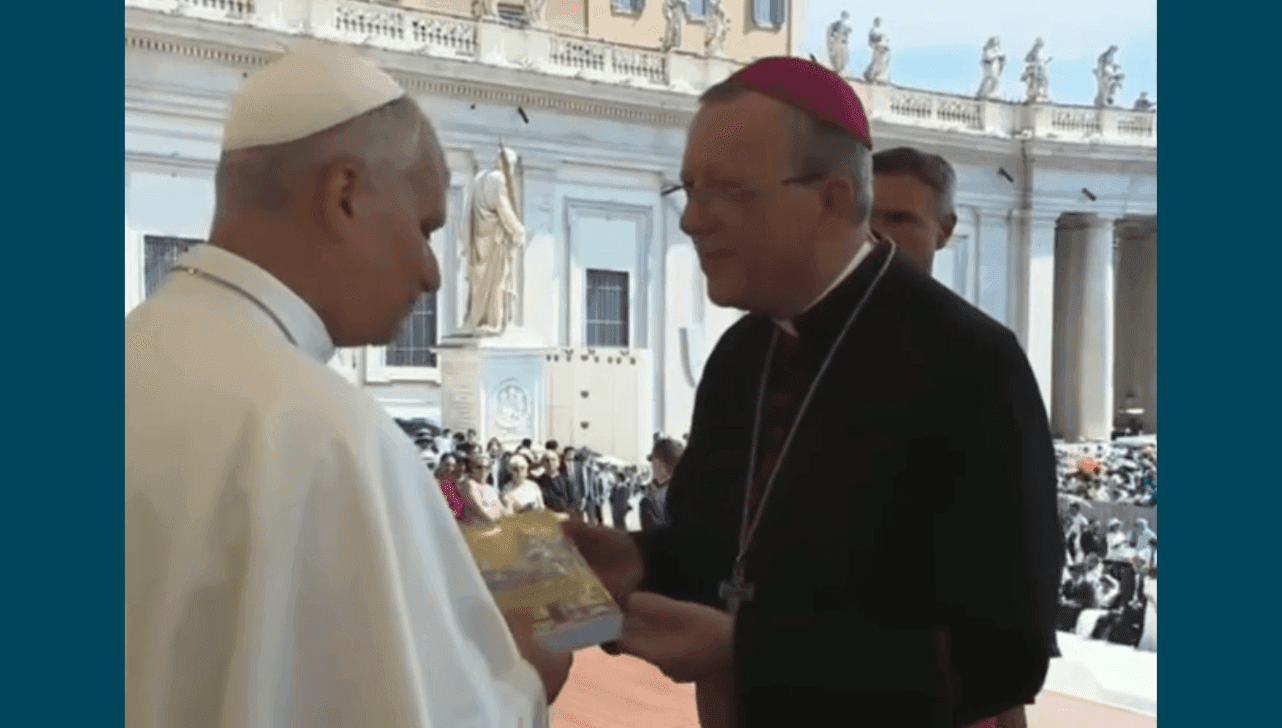 Encontro ocorreu em frente à Basílica de São Pedro