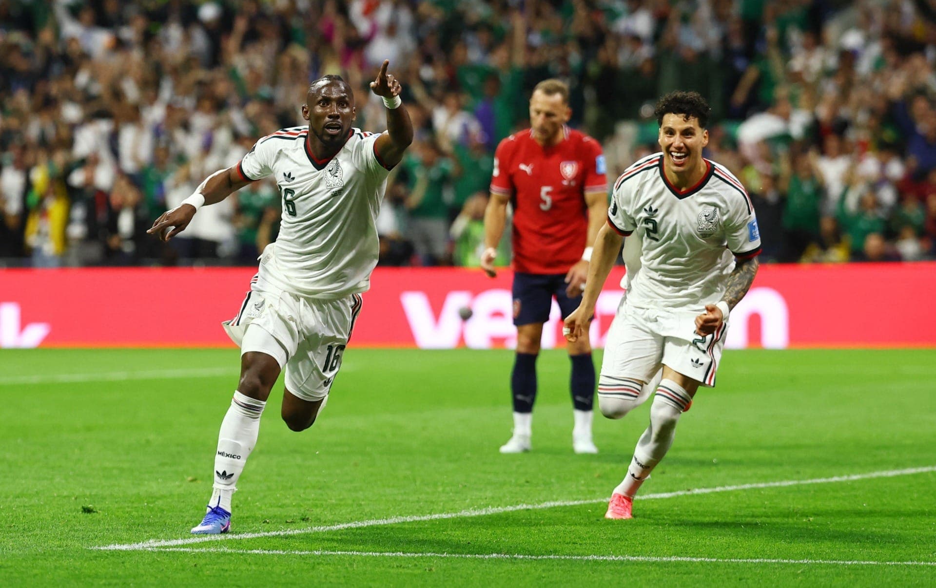 México venceu a República Tcheca na despedida do Grupo A