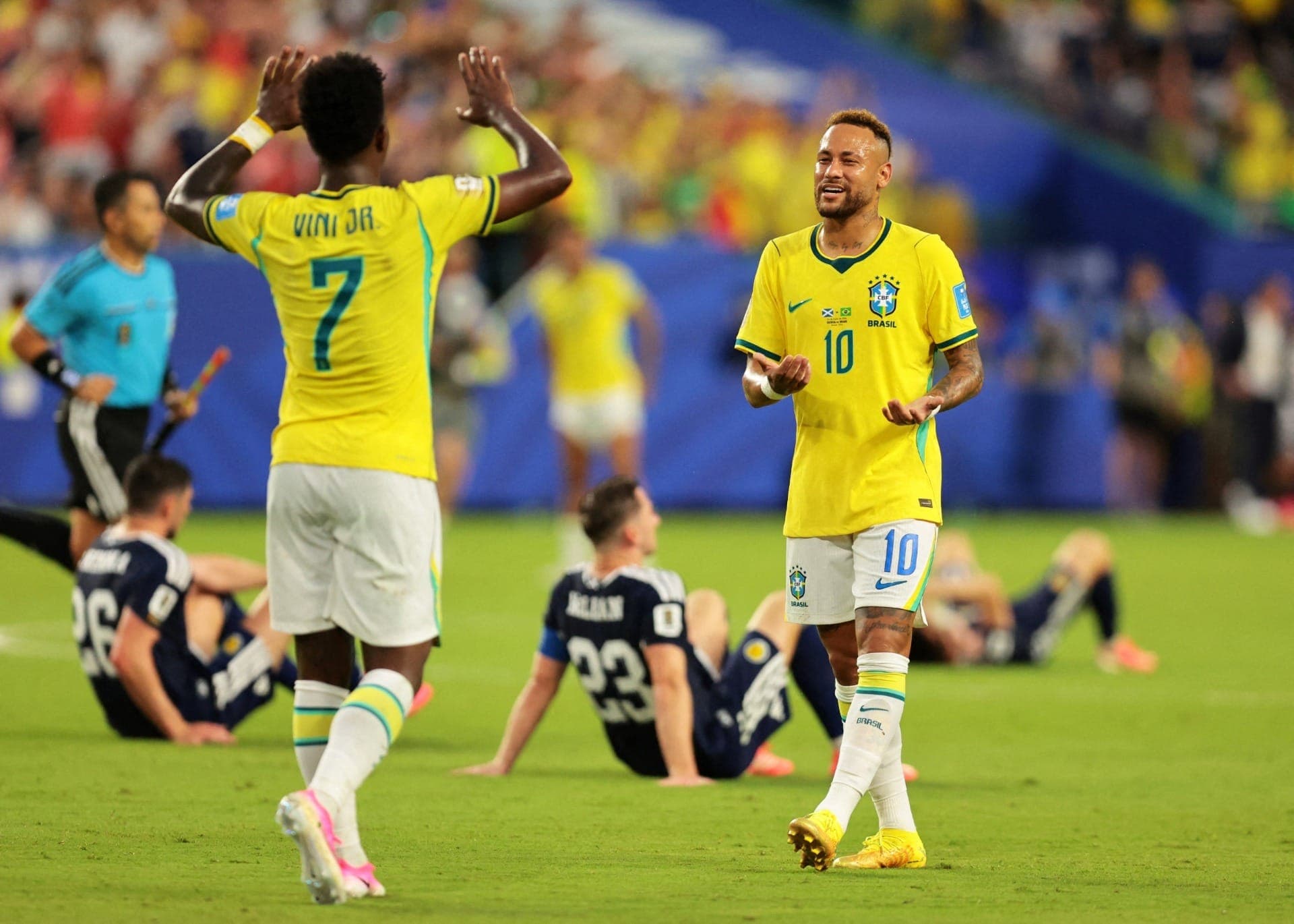 Neymar comemora após a partida ao lado de Vinicius Junior contra Escócia
