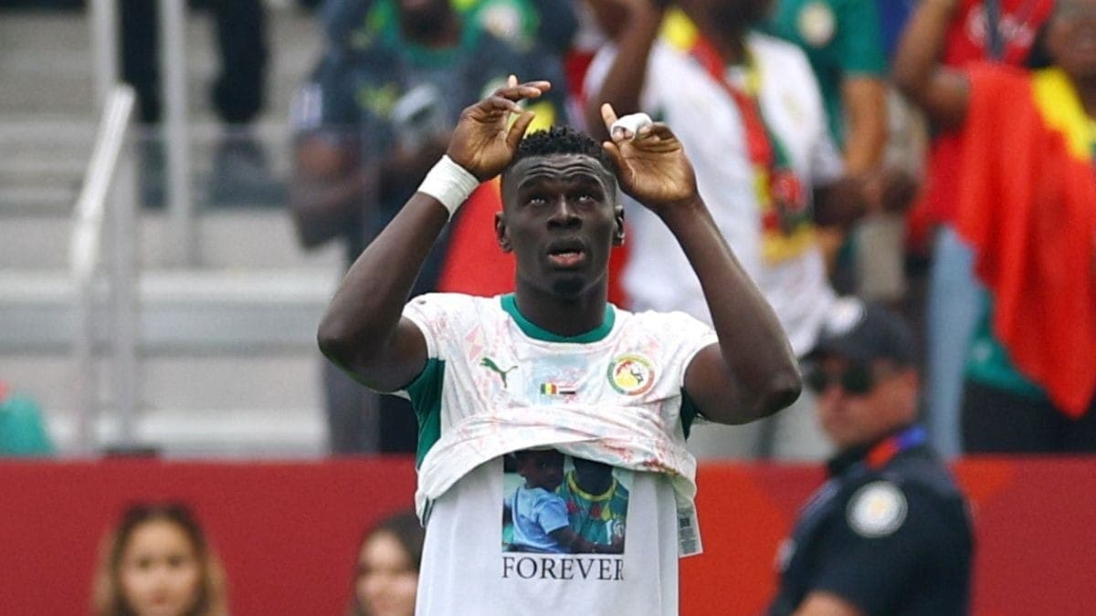 Màn ăn mừng khiến cả thế giới nghẹn ngào ở World Cup 2026 3 Após gol na Copa, Zagueiro de Senegal presta homenagem ao filho falecido