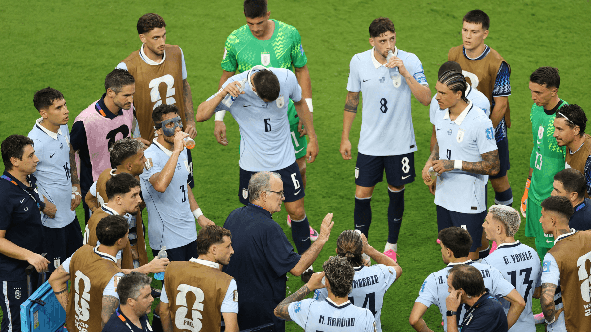 Bielsa dá orientações a jogadores do Uruguai durante a Copa do Mundo