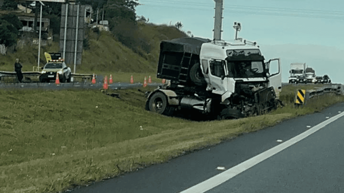 Motorista perde o controle e bate caminhão na Carvalho Pinto em Caçapava