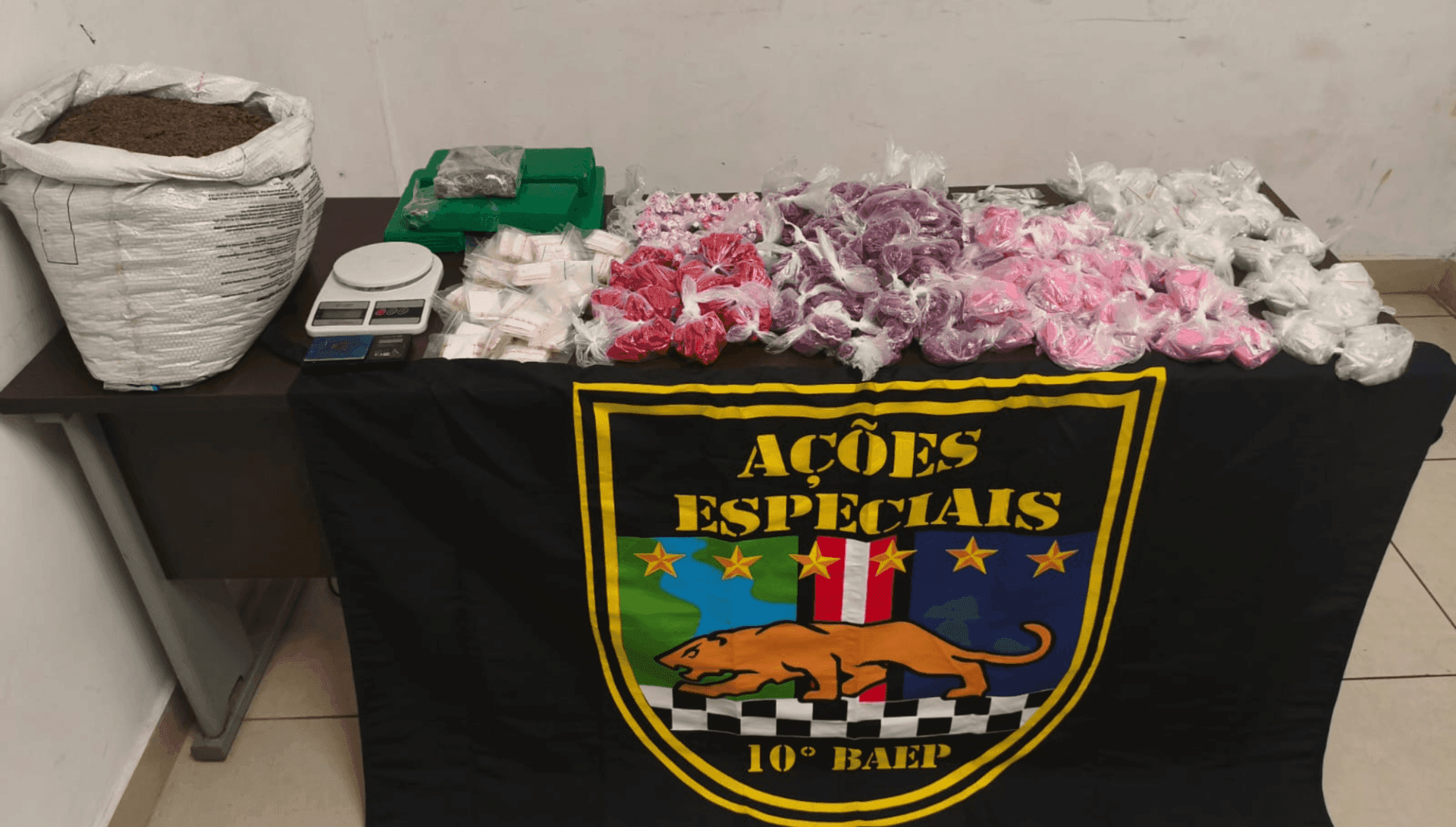 Na casa do suspeito, foram encontradas porções de maconha, cocaína e crack