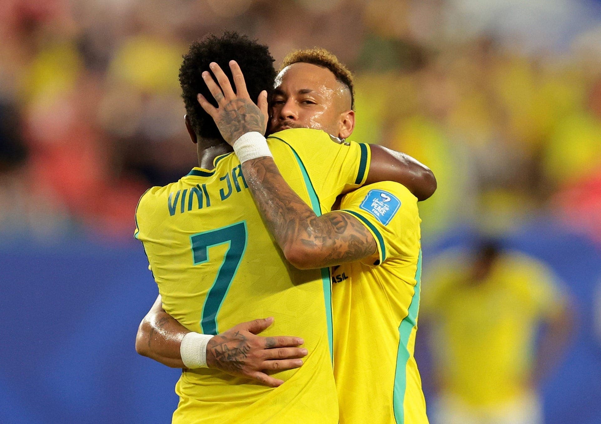 Vini Jr. e Neymar durante partida contra a Escócia