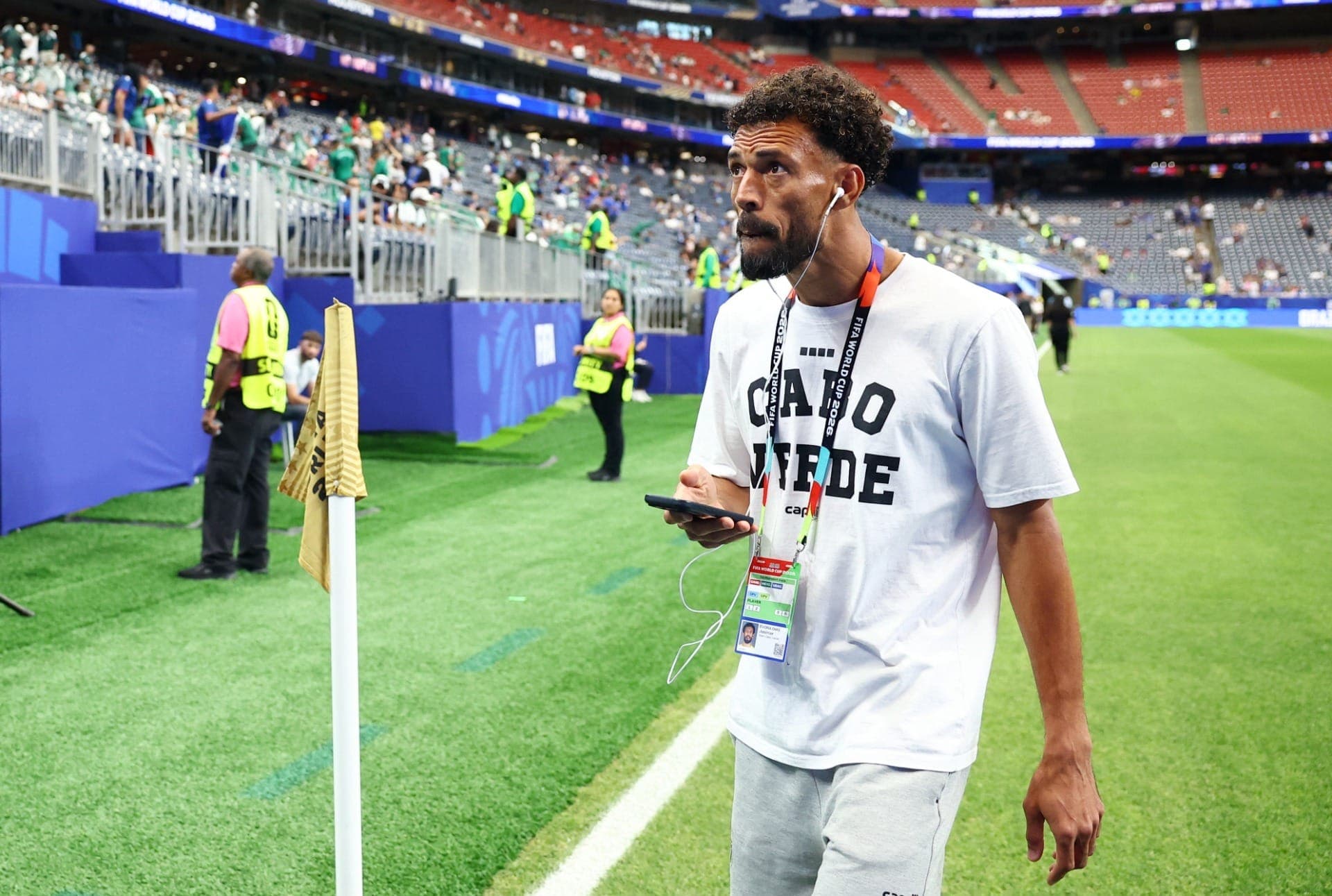 Vozinha, de Cabo Verde , chega ao estádio antes da partida da Copa do Mundo