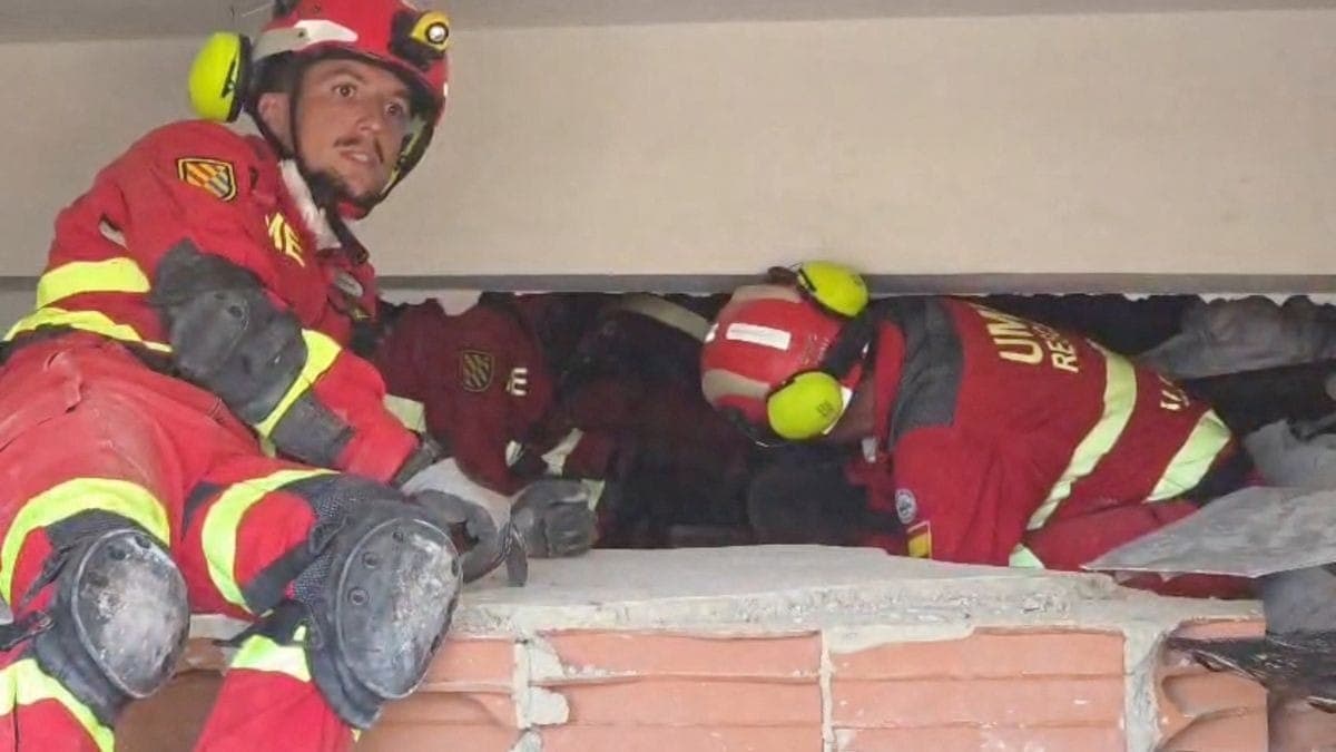 Bombeiros espanhóis realizam resgate na Venezuela