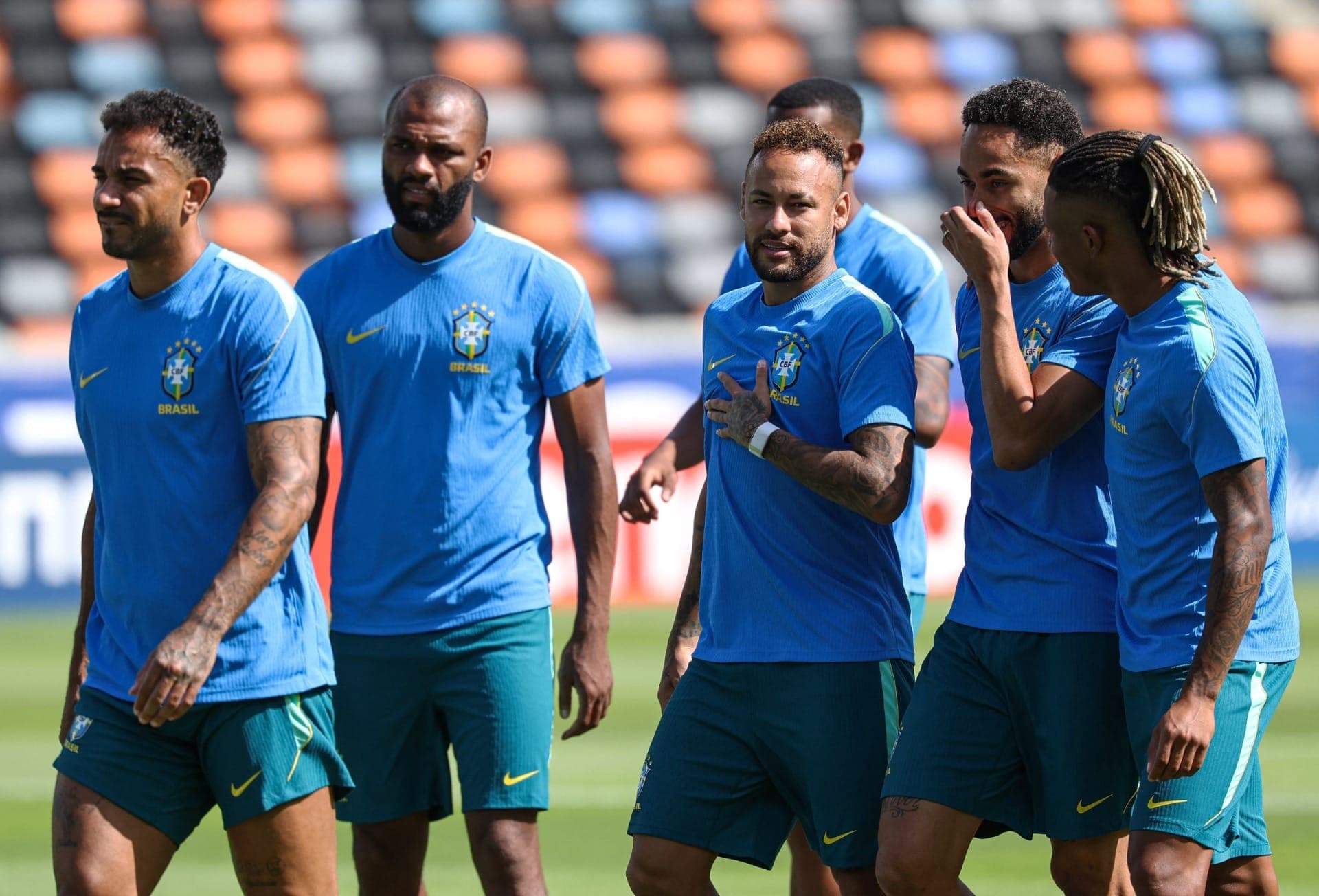 Neymar e seus companheiros de Seleção durante treinamento antes da partida contra Japão na segunda (29)