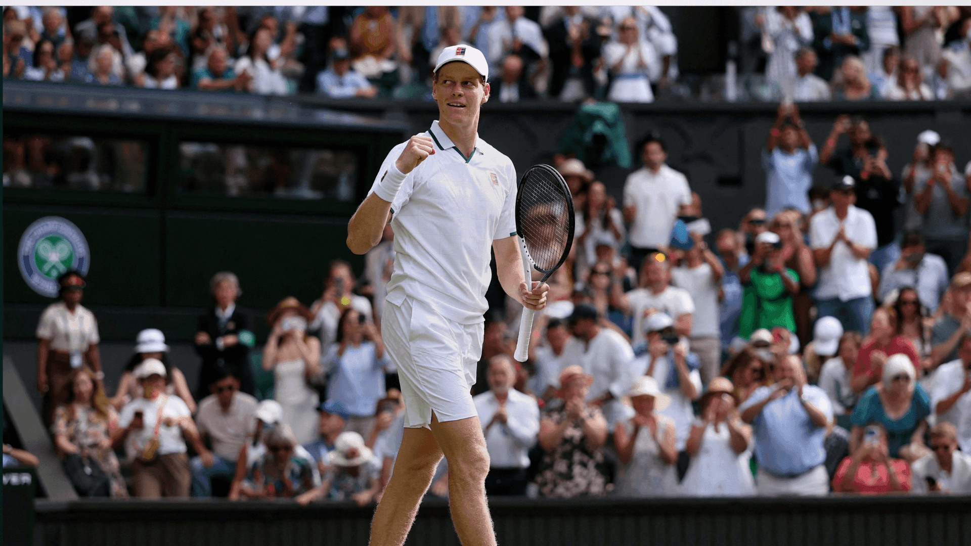 Jannik Sinner comemora vitória sobre Miomir Kecmanovic em Wimbledon