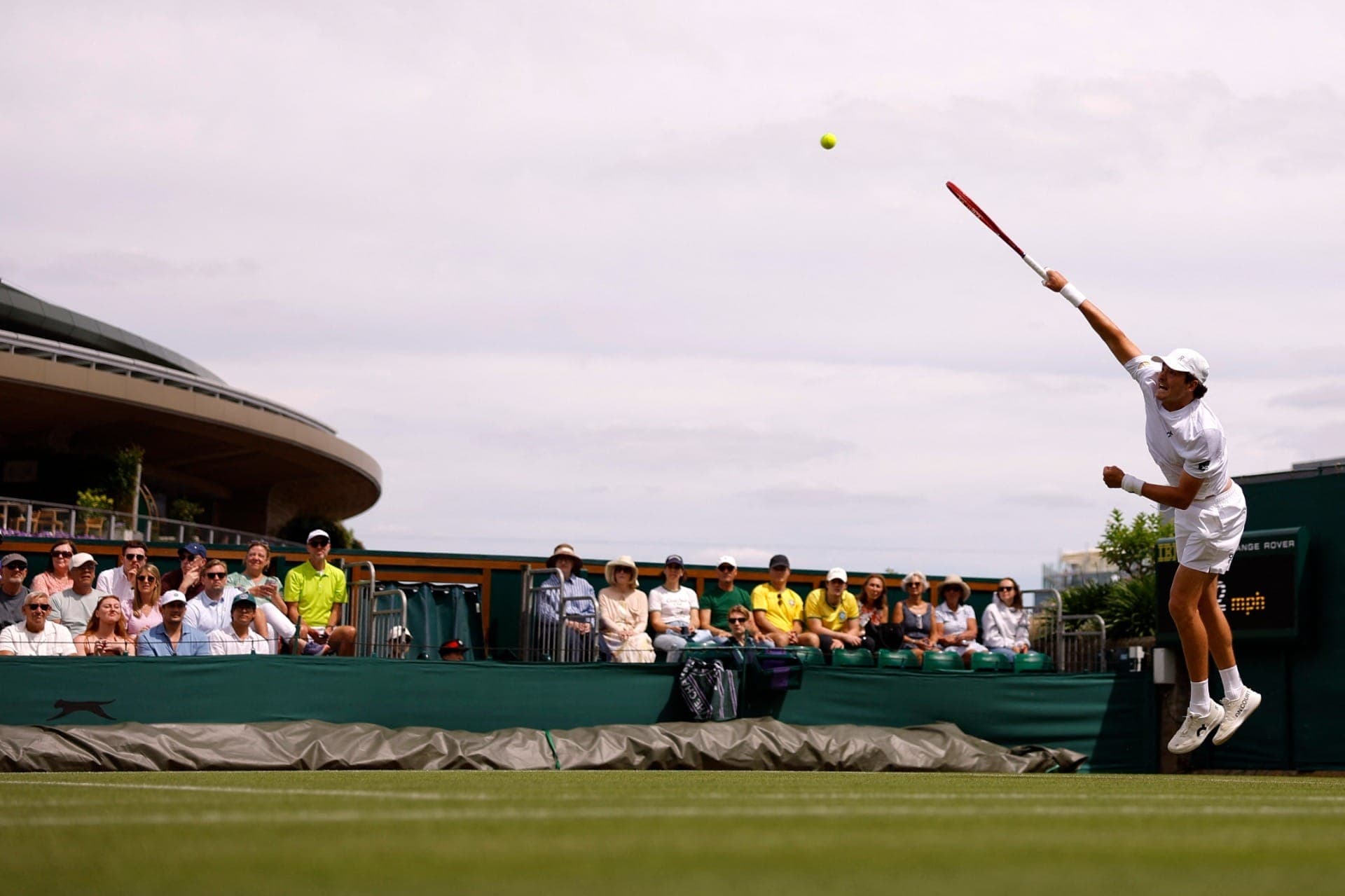 João Fonseca em ação durante estreia em Wimbledon