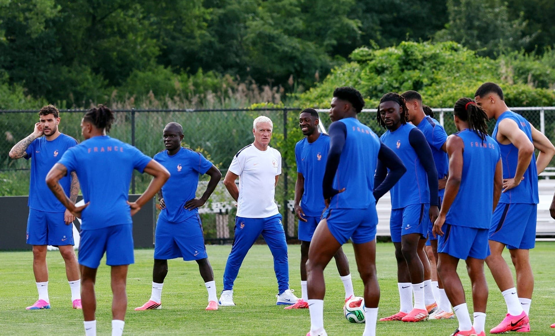 Jogadores da França em treino antes do jogo contra a Suécia