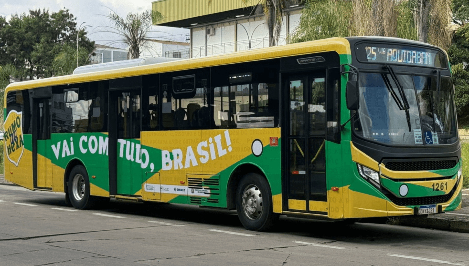 Ônibus temáticos receberam identidade alusiva à Seleção Brasileira