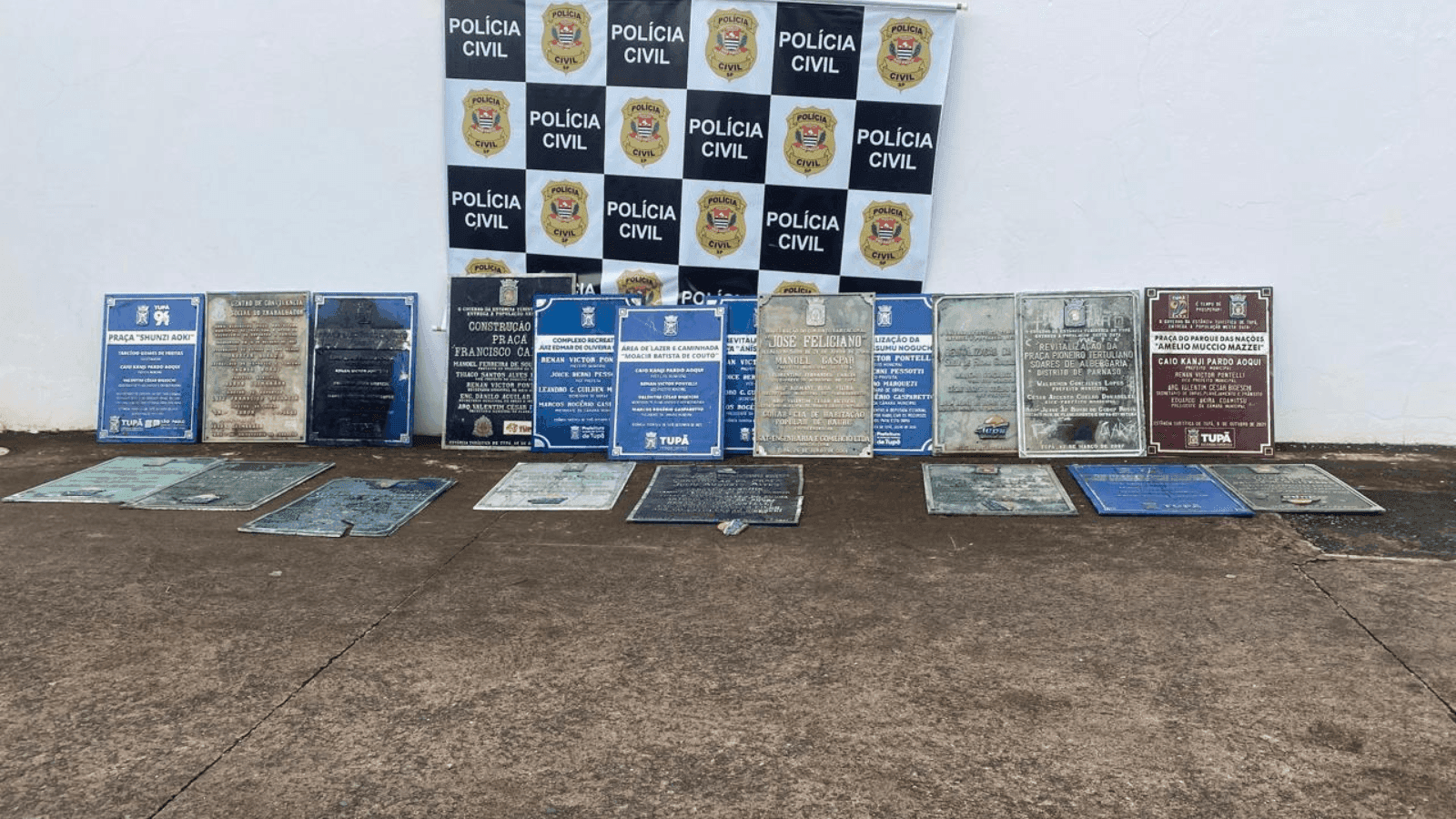 Os policiais apreenderam 20 placas em dois pontos da cidade
