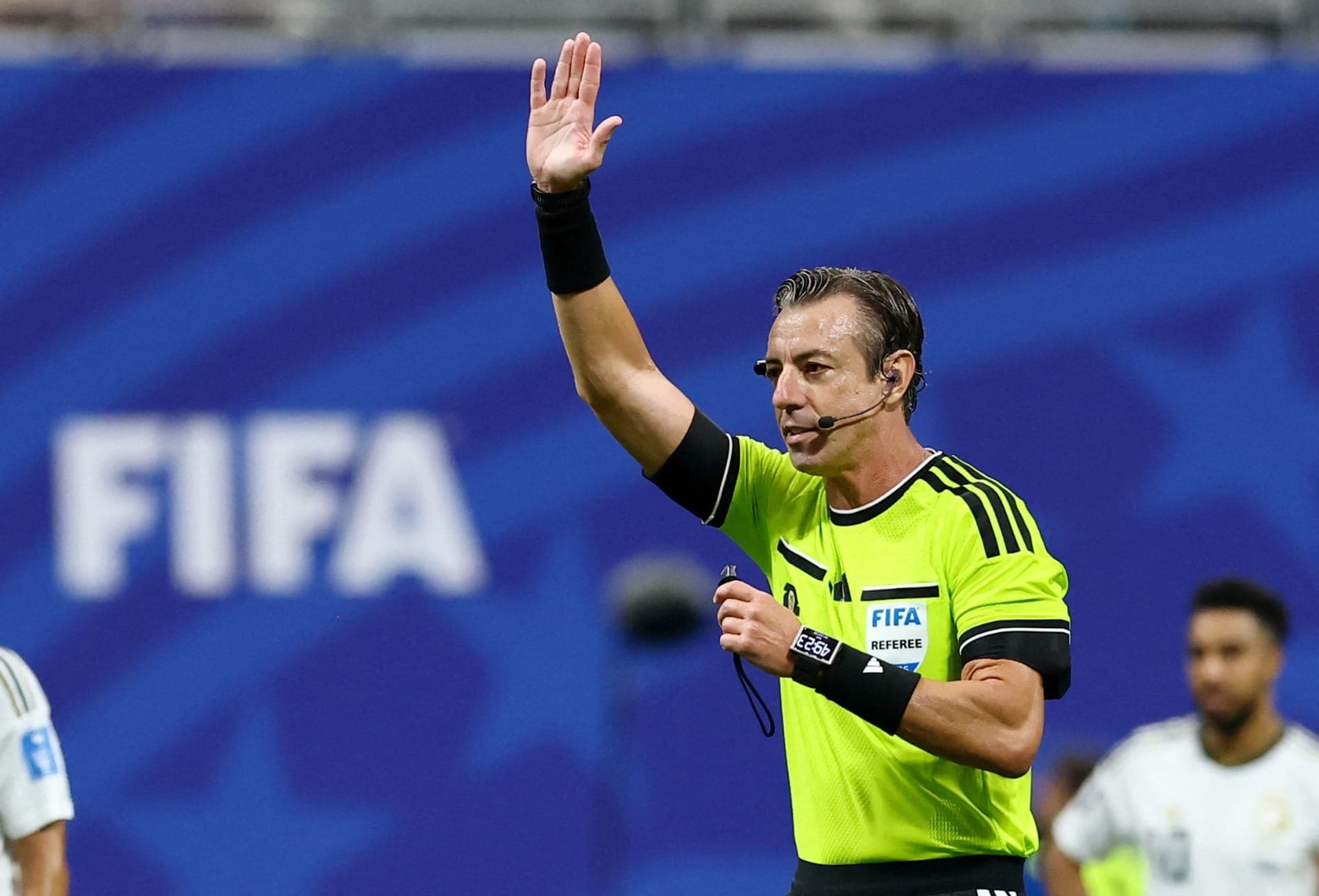 Raphael Claus sinaliza que o gol marcado por Ferran Torres estava anulado