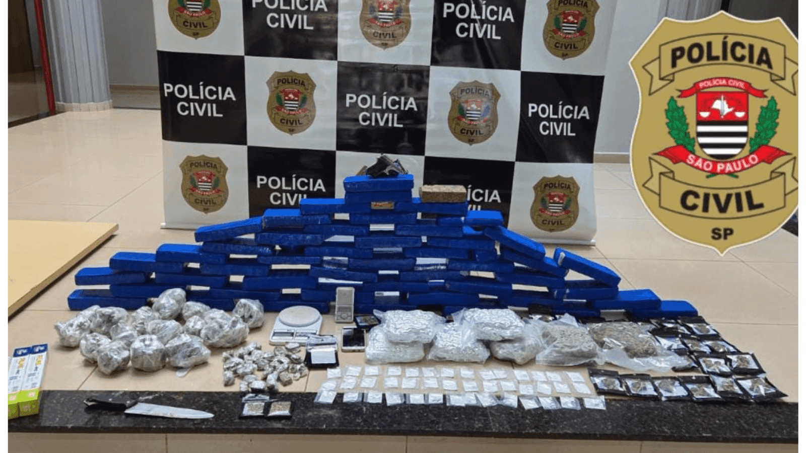 Também foram apreendidos dinheiro e porções de cocaína