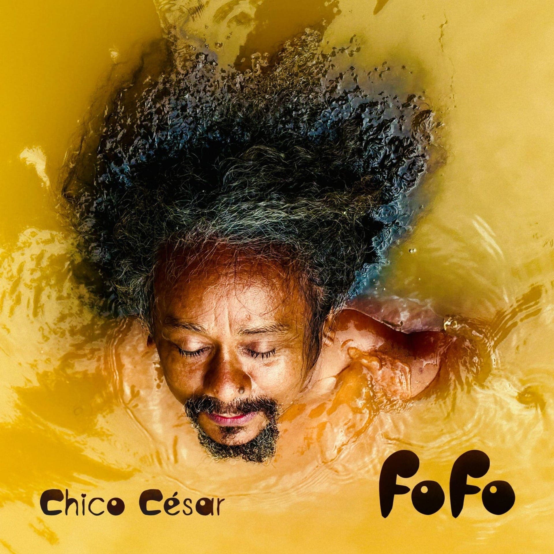 “FOFO" marca o reencontro de Chico César com composições escritas na juventude.