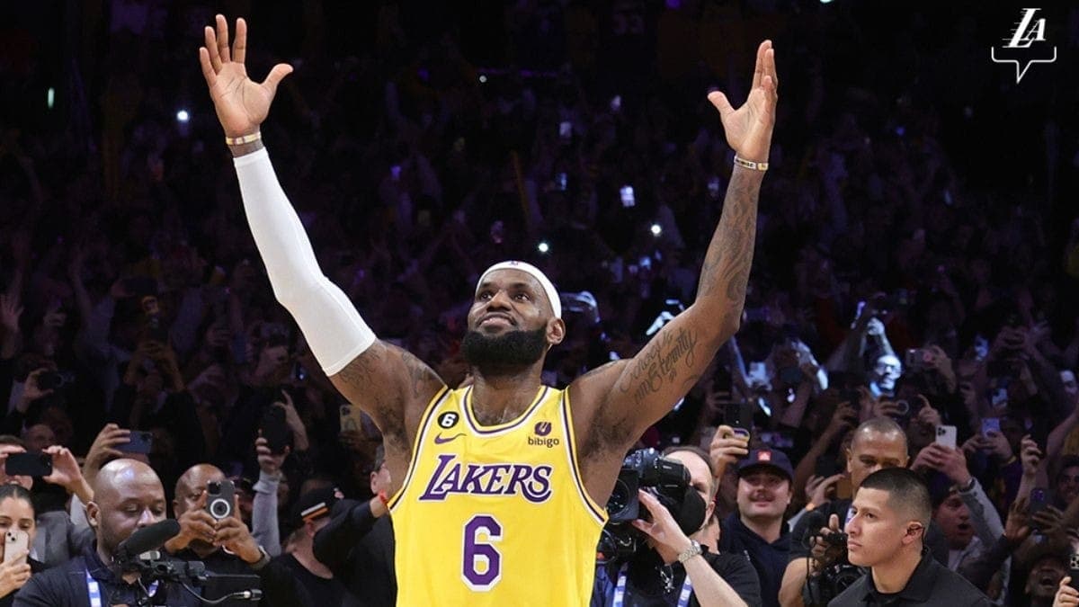 LeBron James deixa Lakers e jogará por outro time na NBA