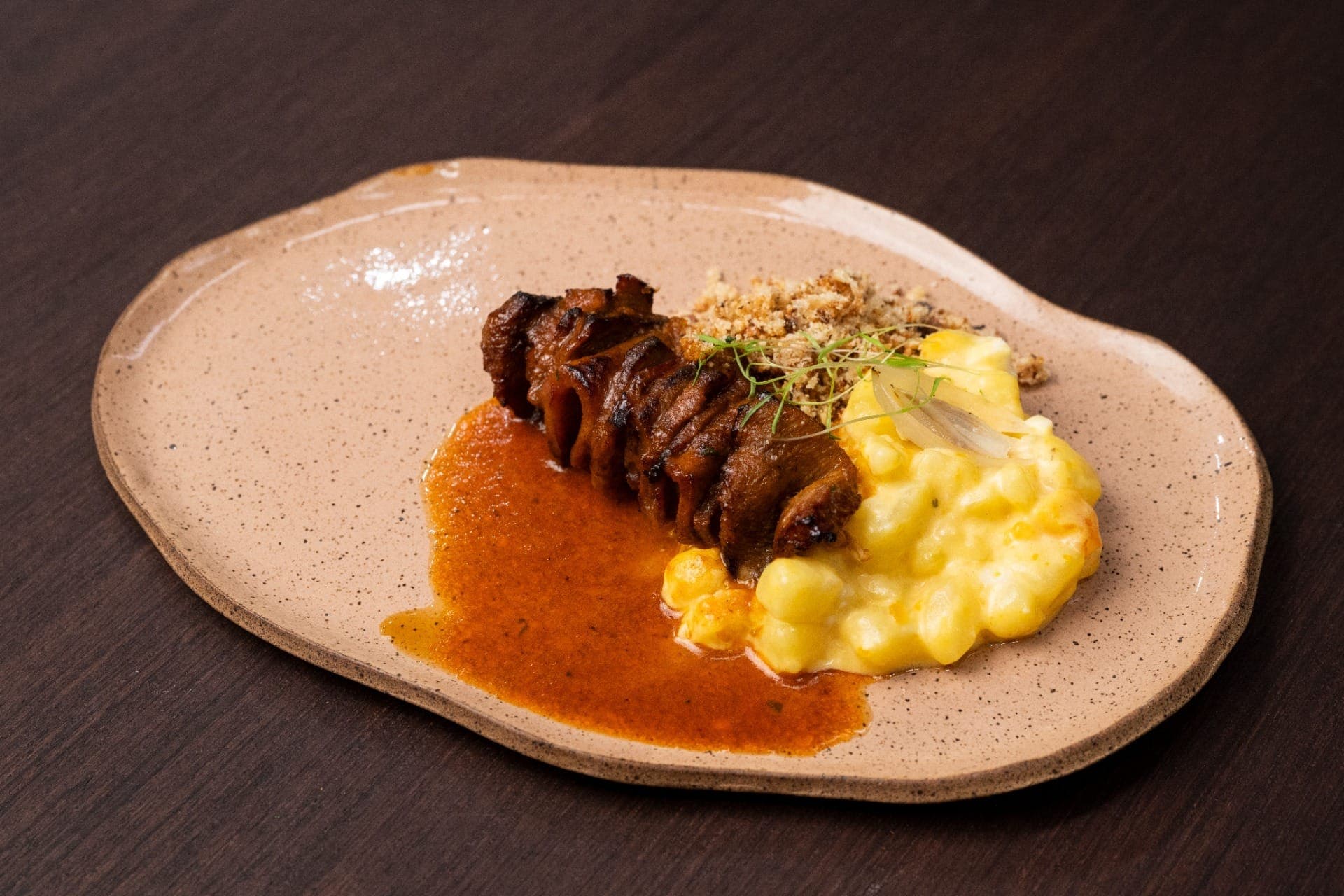 Língua de boi assada com salada de batata e farofa cítrica
