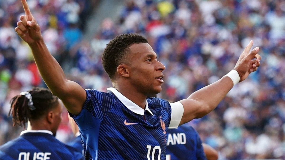 Mbappé comemora segundo gol sobre a Suécia