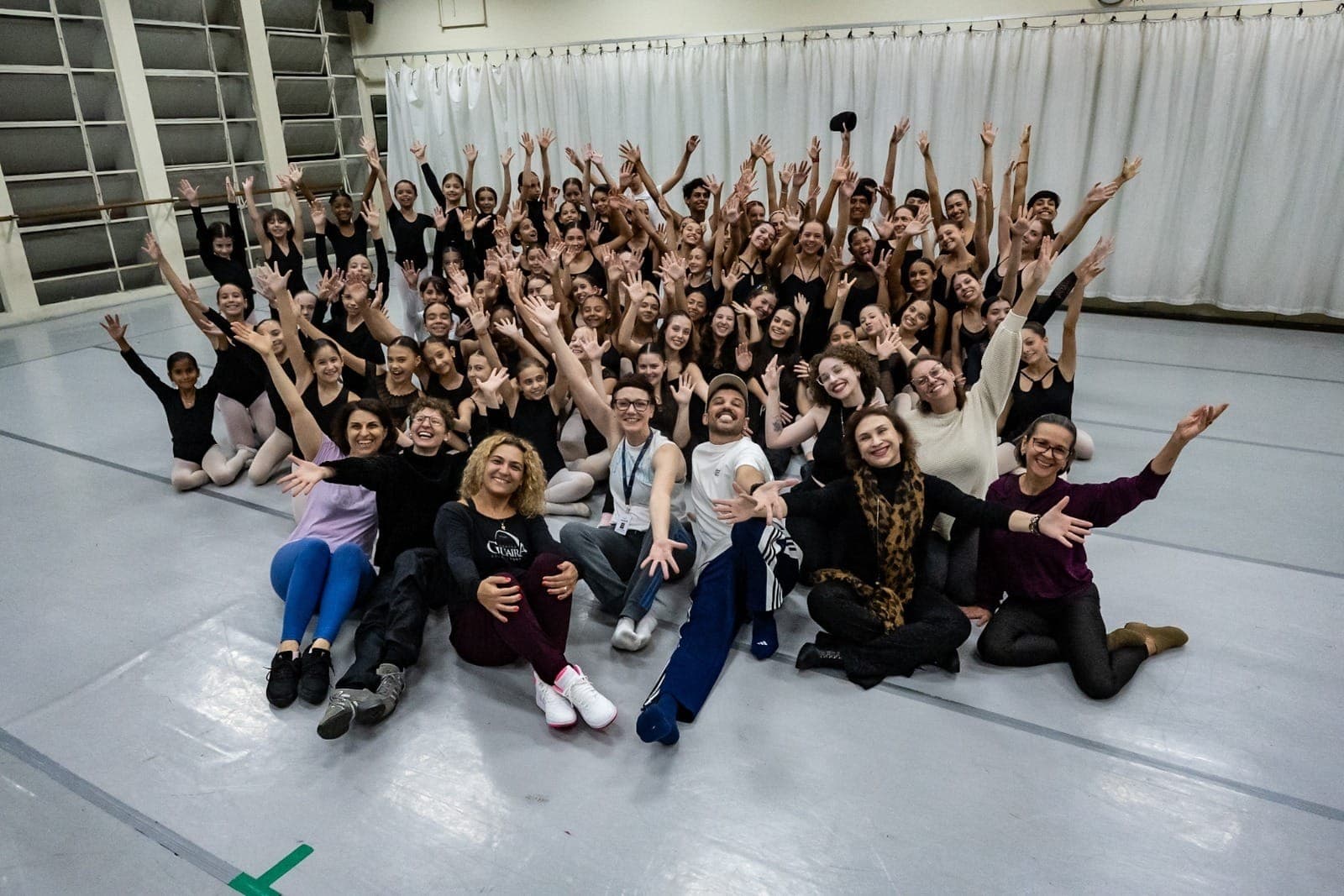 Montagem reúne 90 participantes e transforma sete décadas de formação em criação coreográfica