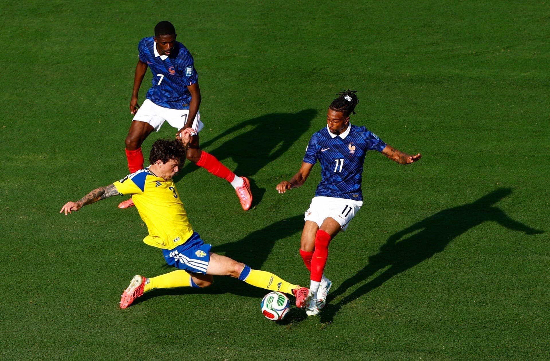 Olise (11) no jogo contra a Suécia