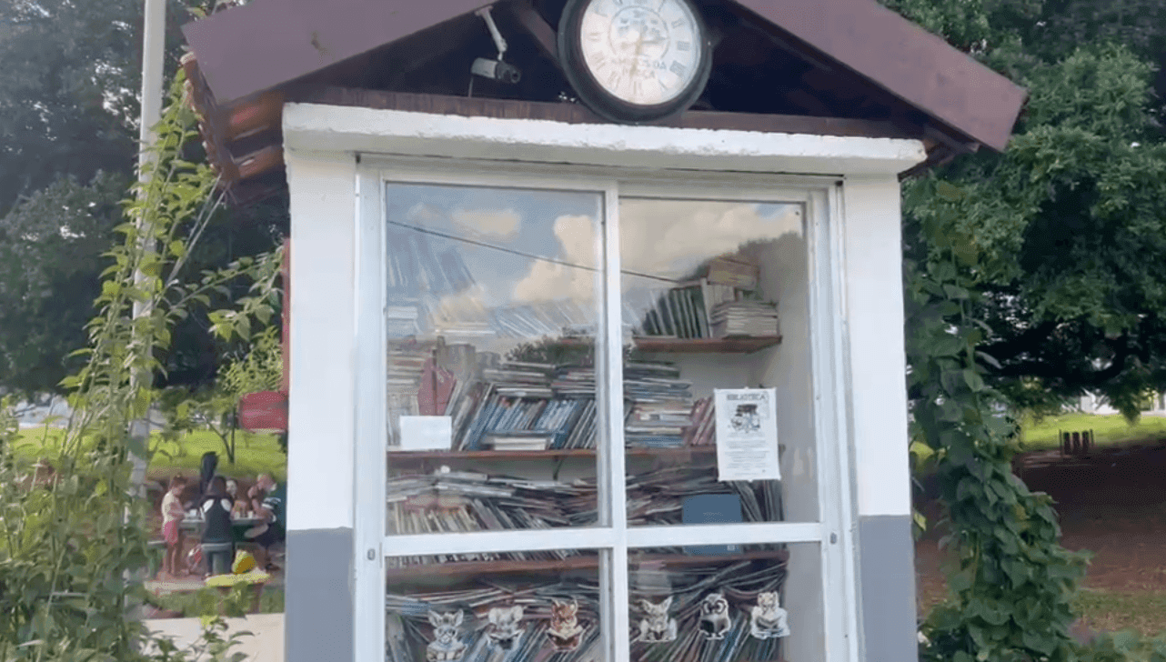 Principal atração é a biblioteca comunitária