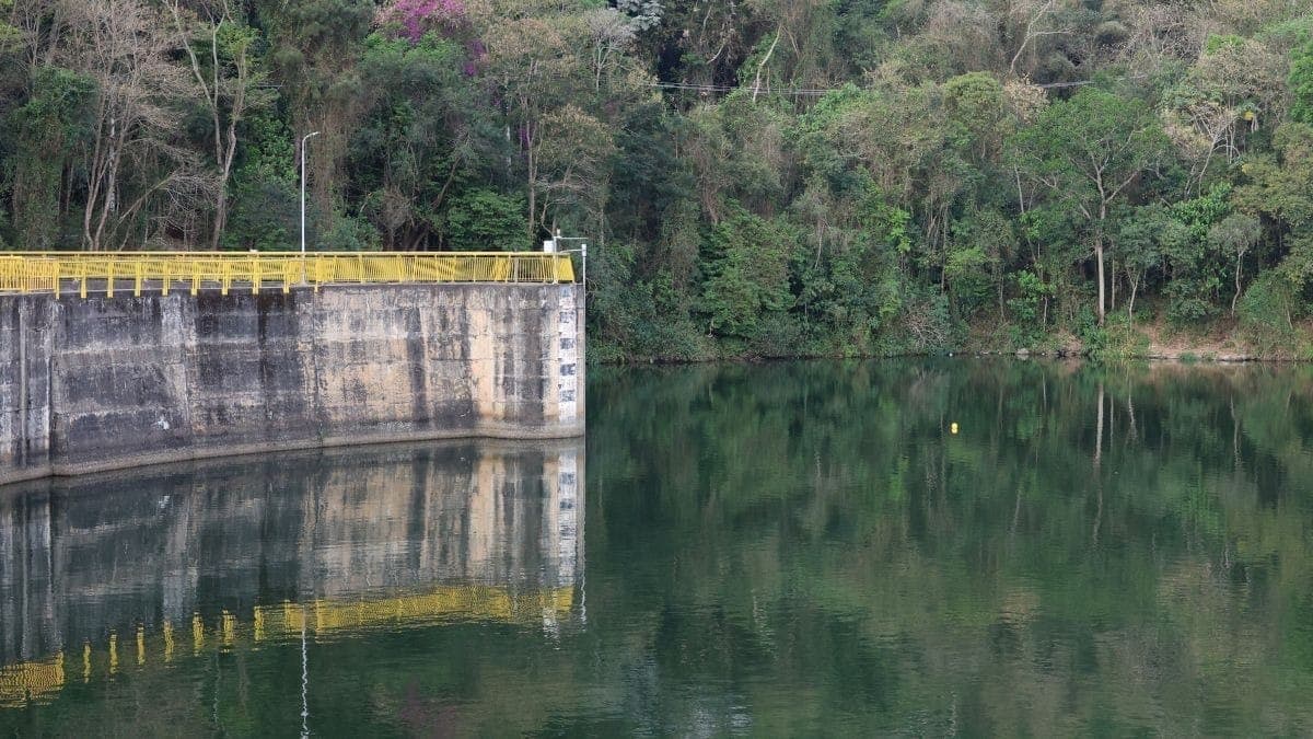 Barragem do rio Juqueri que forma a represa Paulo de Paiva Castro, parte do sistema Cantareira