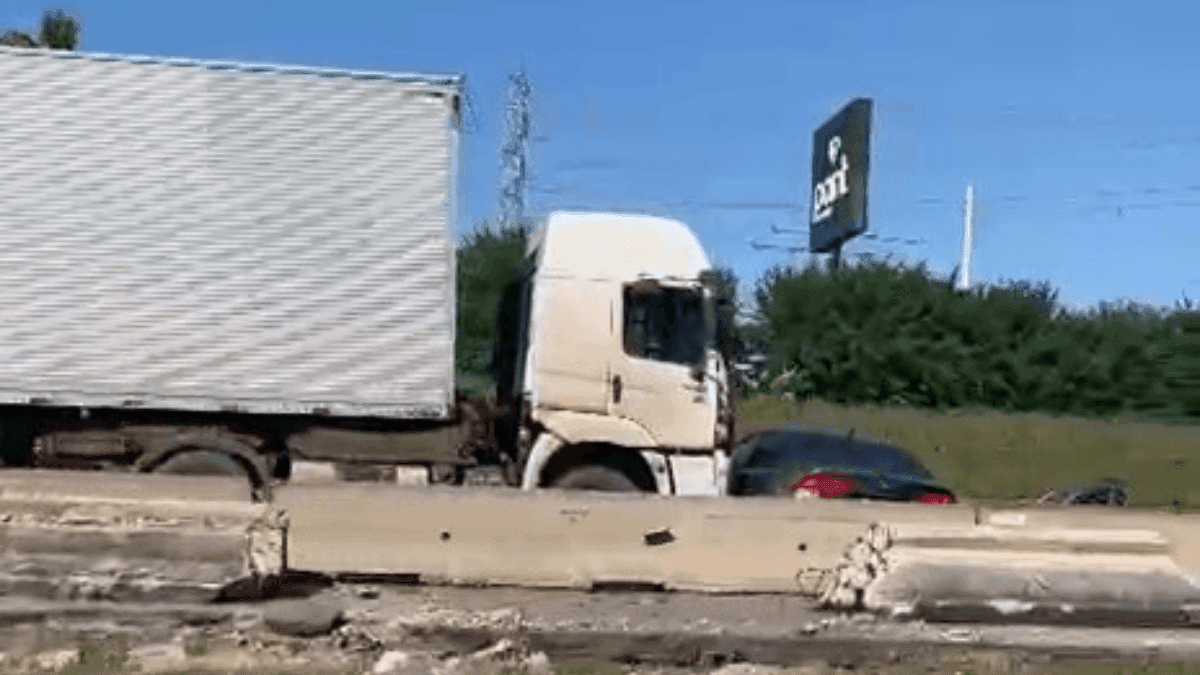 Carreta arrasta veículo na Via Dutra em São José dos Campos