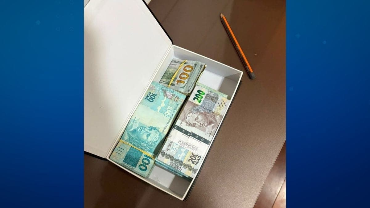 Dinheiro é encontrado em livro falso durante operação da PF
