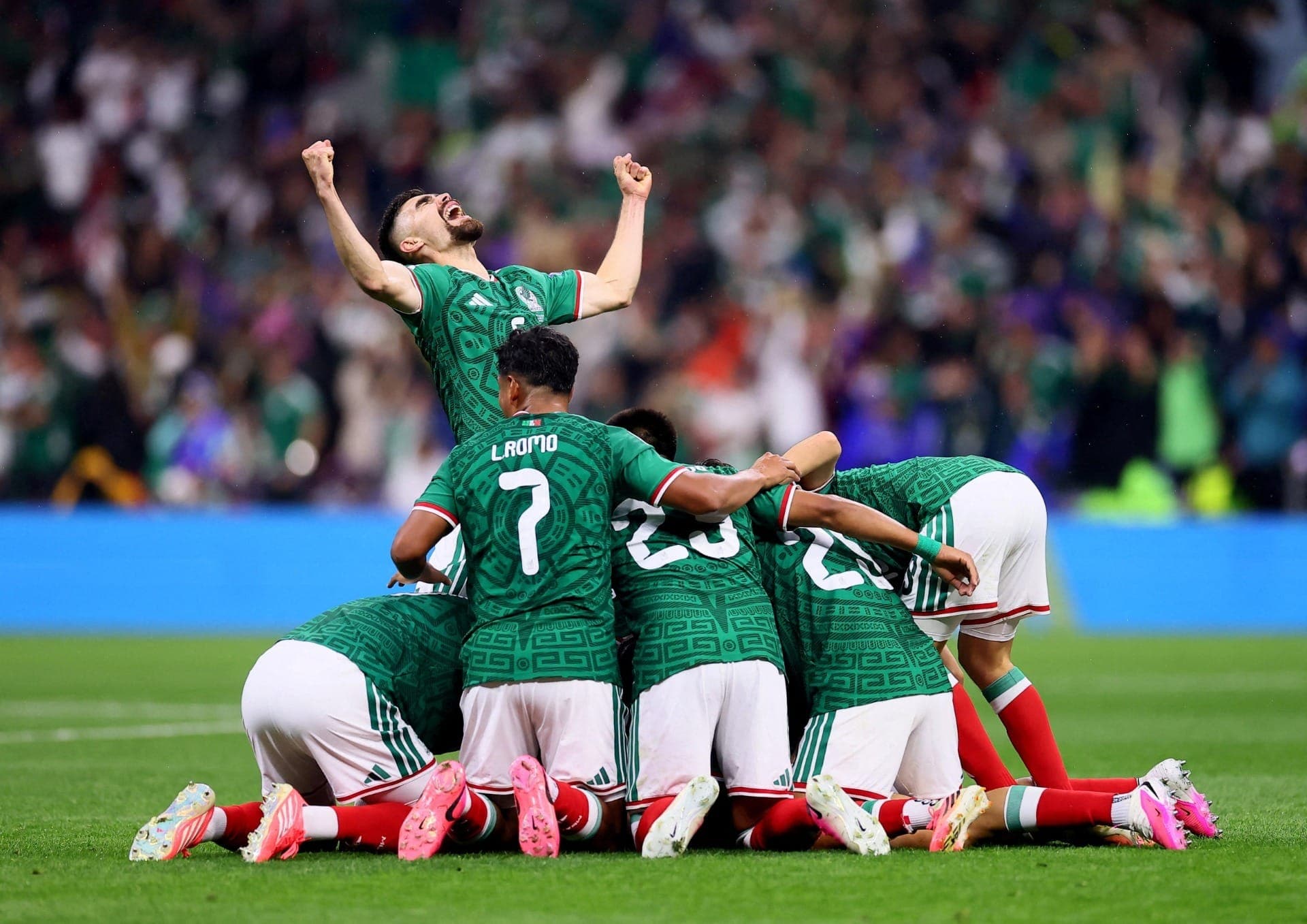 México comemora 2º gol contra o Equador